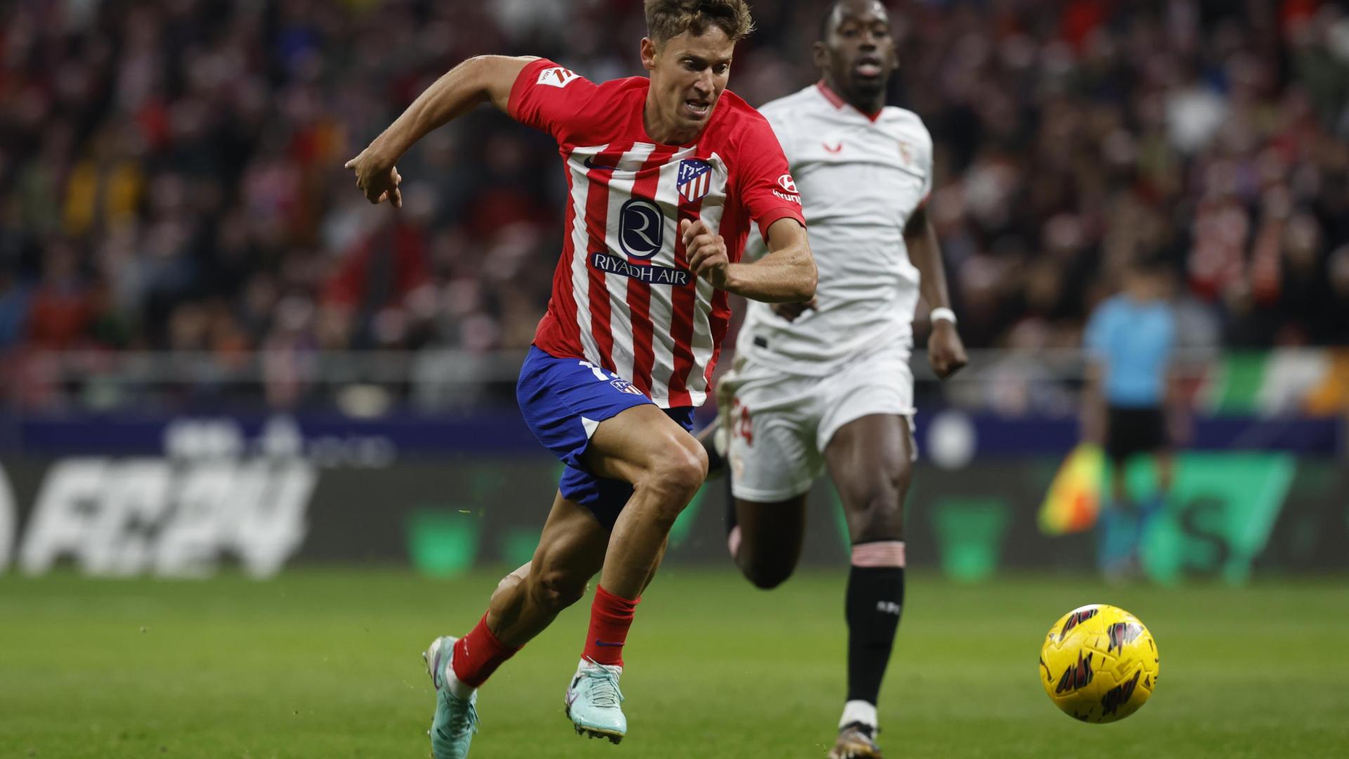 Marcos Llorente disputa un balón con el centrocampisrta del Sevilla Boubakary Soumaré