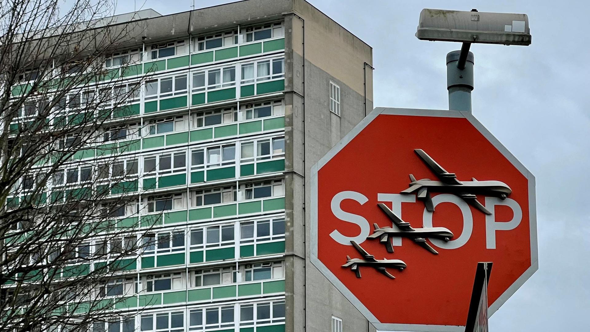Señal decorada por Banksy que fue robada en Londres