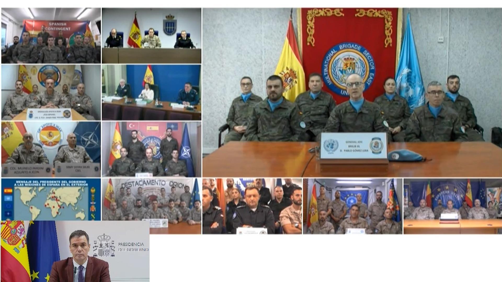 El presidente del Gobierno, Pedro Sánchez, mantiene una videoconferencia con las tropas españolas en el exterior para felicitarles la Navidad