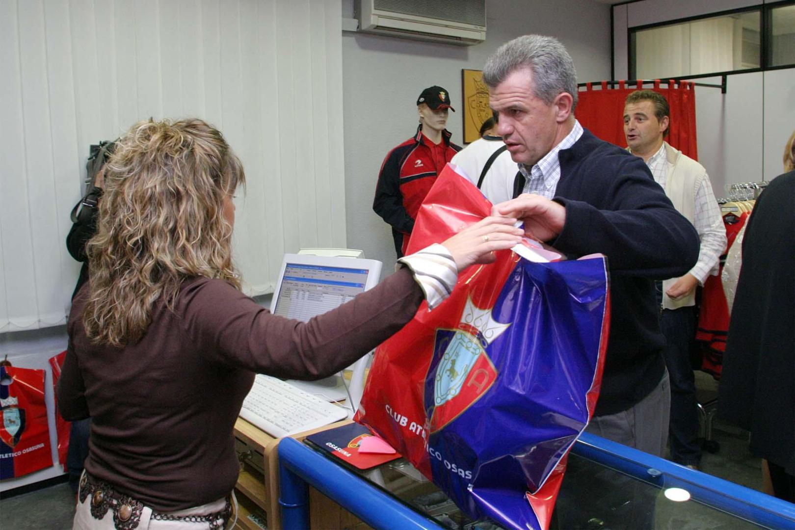 Aguirre, comprando en 2004 en la tienda de la Plaza del Castillo