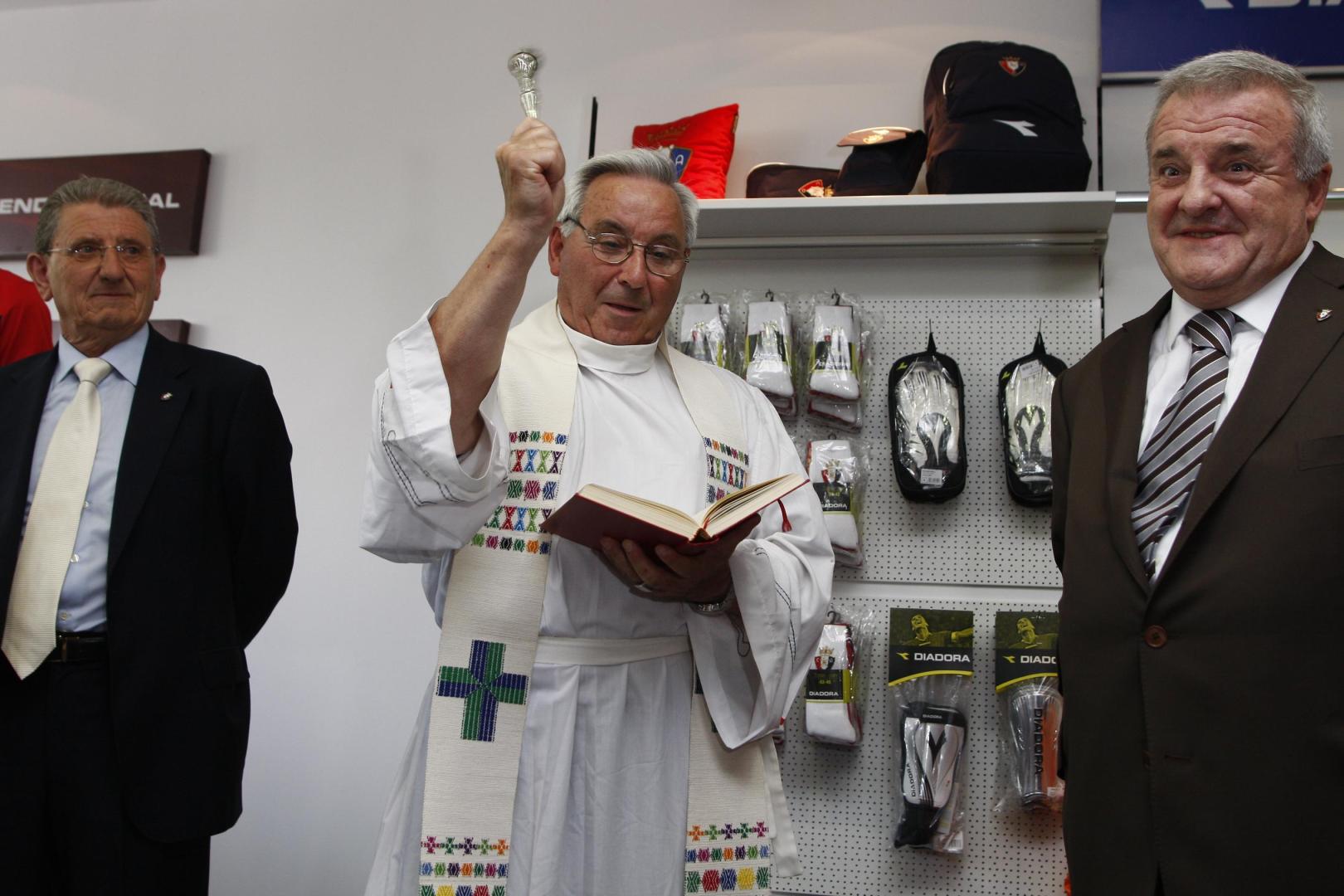 La inauguración de la tienda en el actual emplazamiento de la fachada de la calle Sadar, con la llegada de Diadora. Izco era el presidente