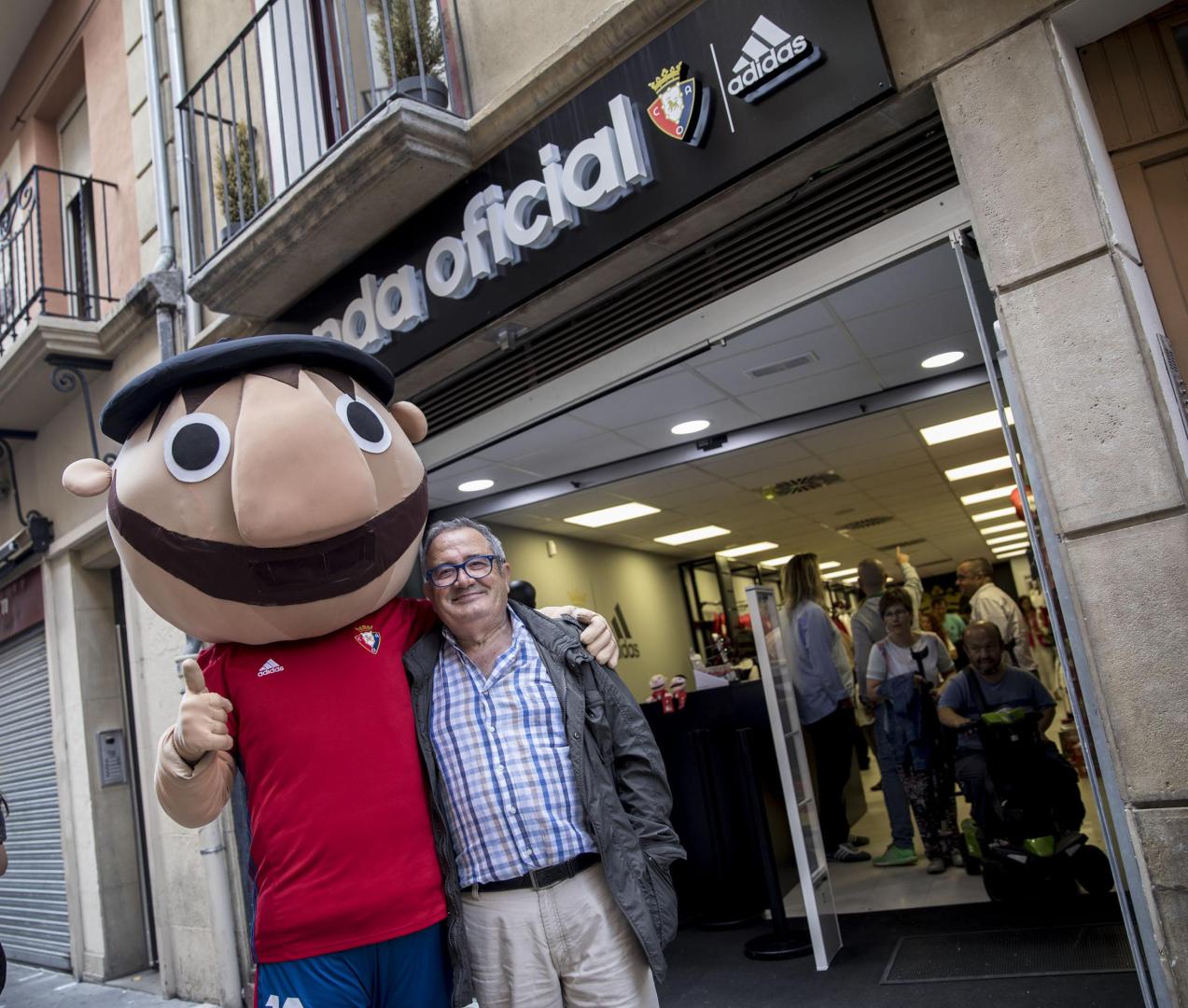 Rojillo y Sabalza, en 2017 en la tienda de la Estafeta