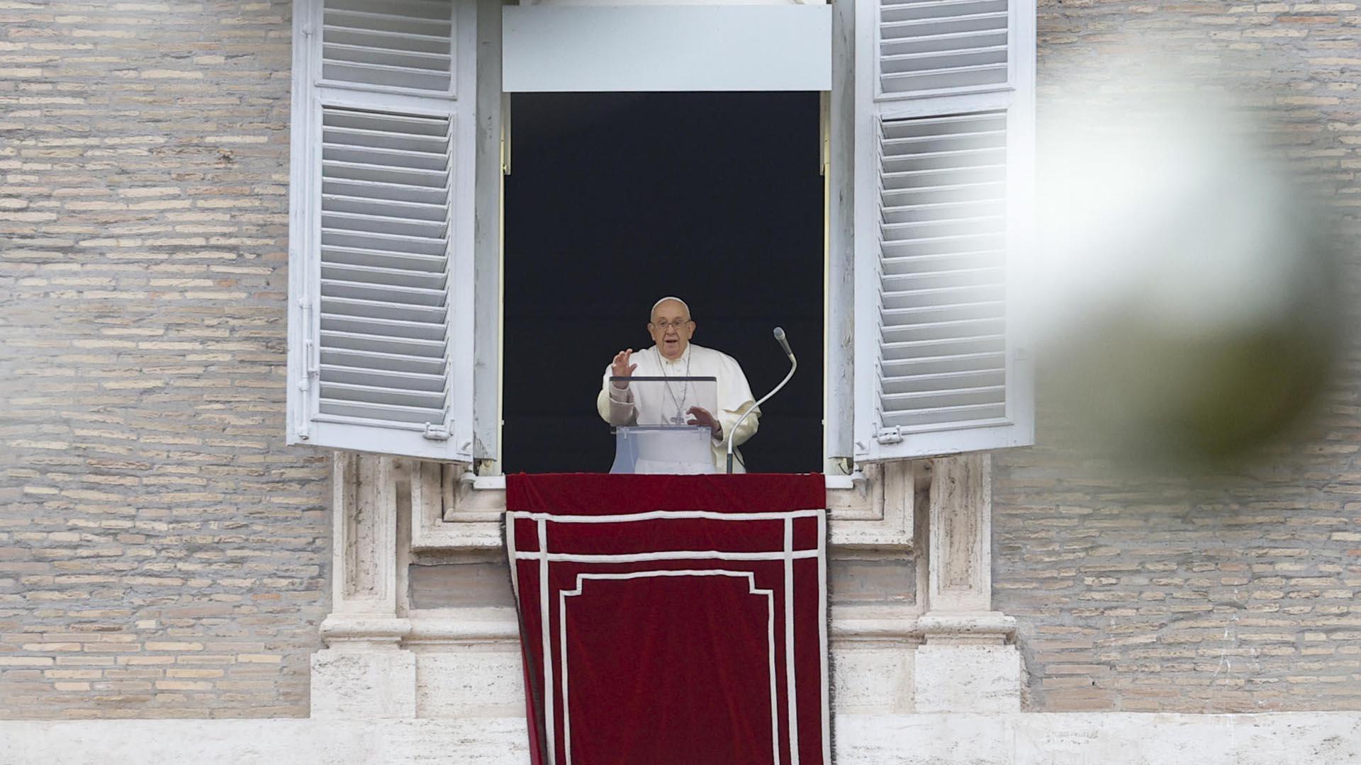 El Papa Francisco lee su mensaje de Navidad asomado al balcón de la fachada de la basílica de San Pedro
