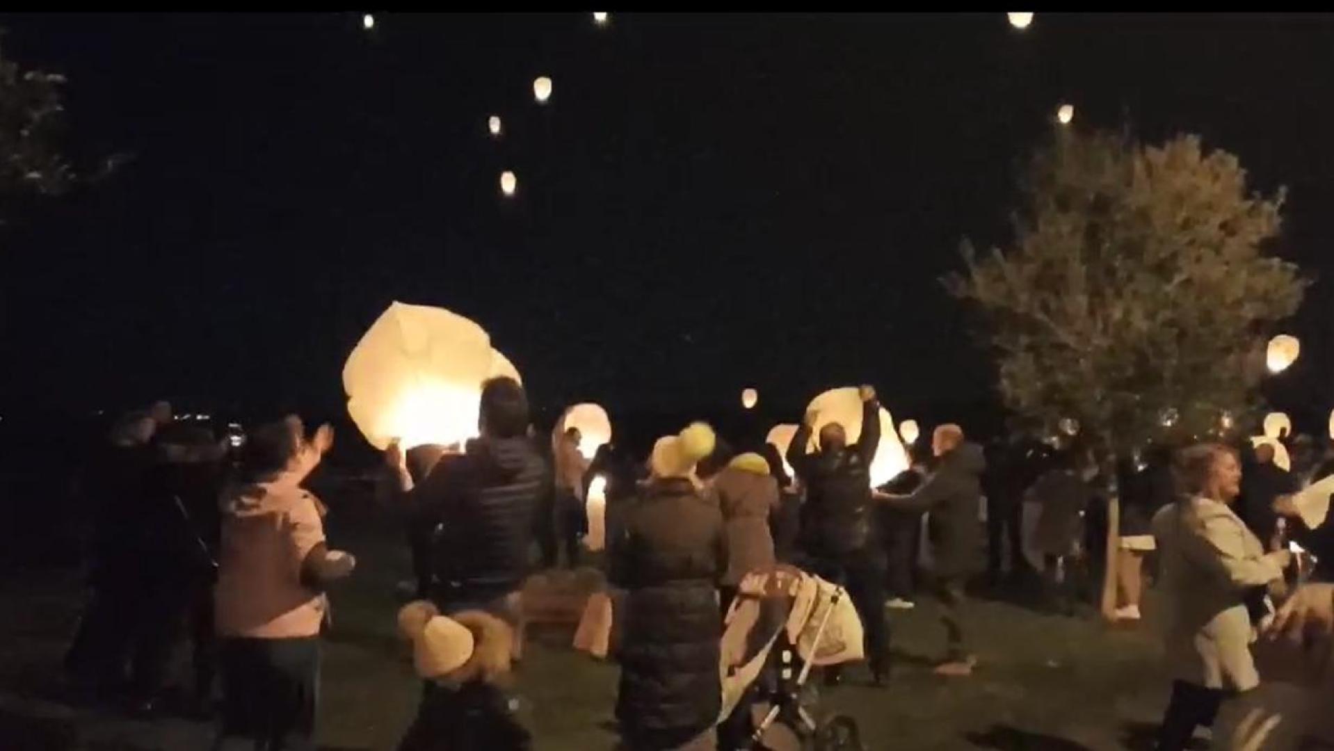 Tras suspenderse el día 23, finalmente los farolillos se soltaron este día de Nochebuena