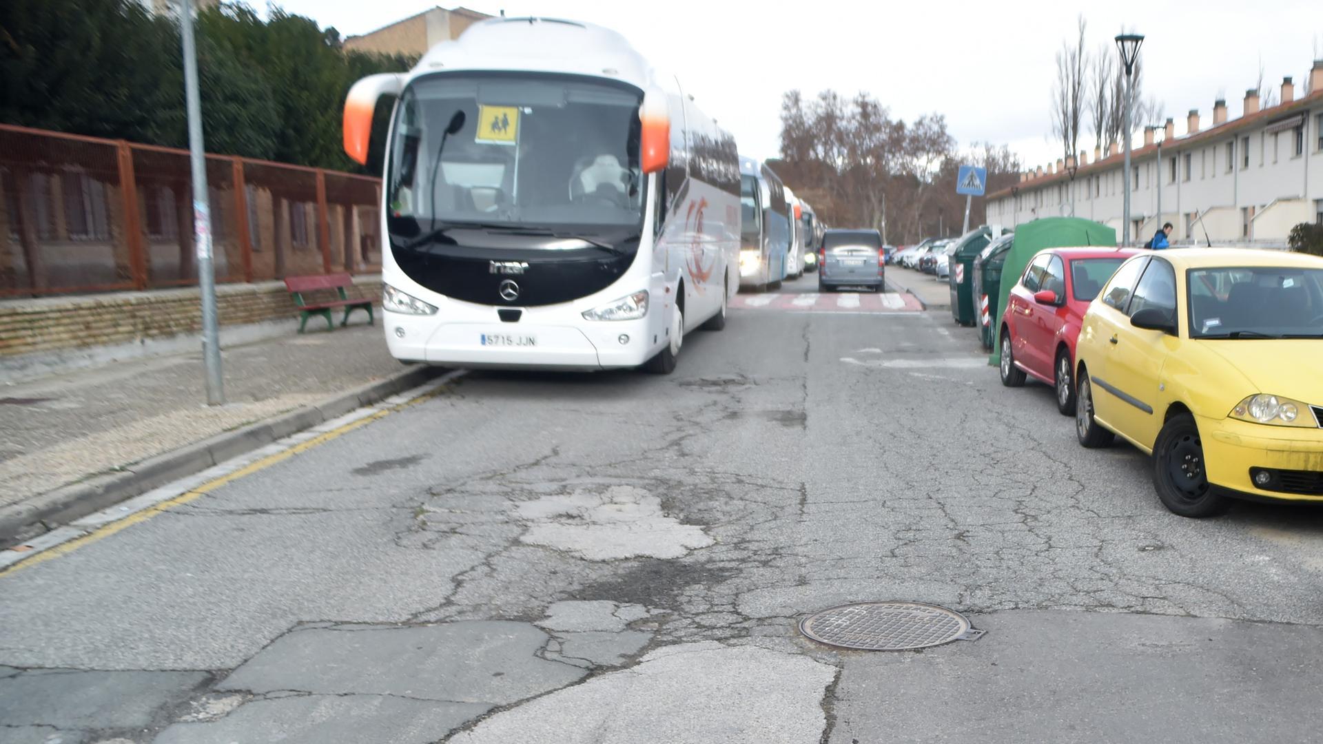 La carretera de acceso al instituto,  ubicado a la izda., presenta un estado muy deteriorado