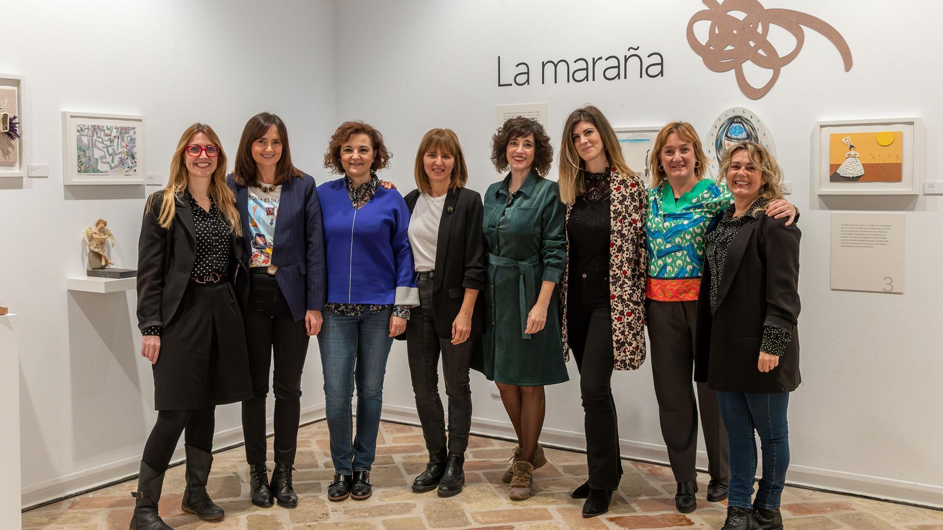 Las ocho Integrantes del Colectivo Variopintas que protagonizan la exposición Correspondencias en el Polvorín de la Ciudadela. De izquierda a derecha,  las artistas Leire Olkotz, Berta Suescun,  Concha Pasamar, Itziar Goñi, Mila García, Rebecca Gil, Gabriela Barrio (Tea en la Azotea)  e Idoia Iribertegui