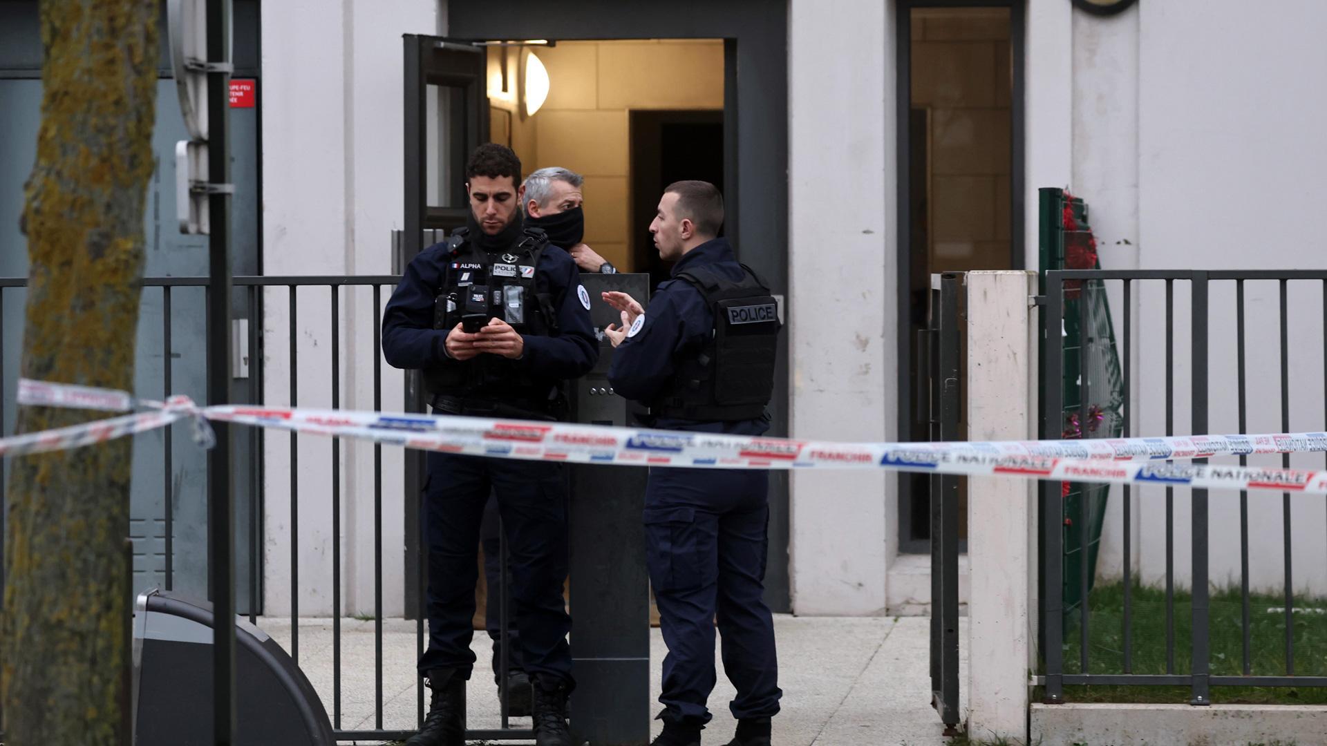 Agentes franceses en la puerta de la vivienda