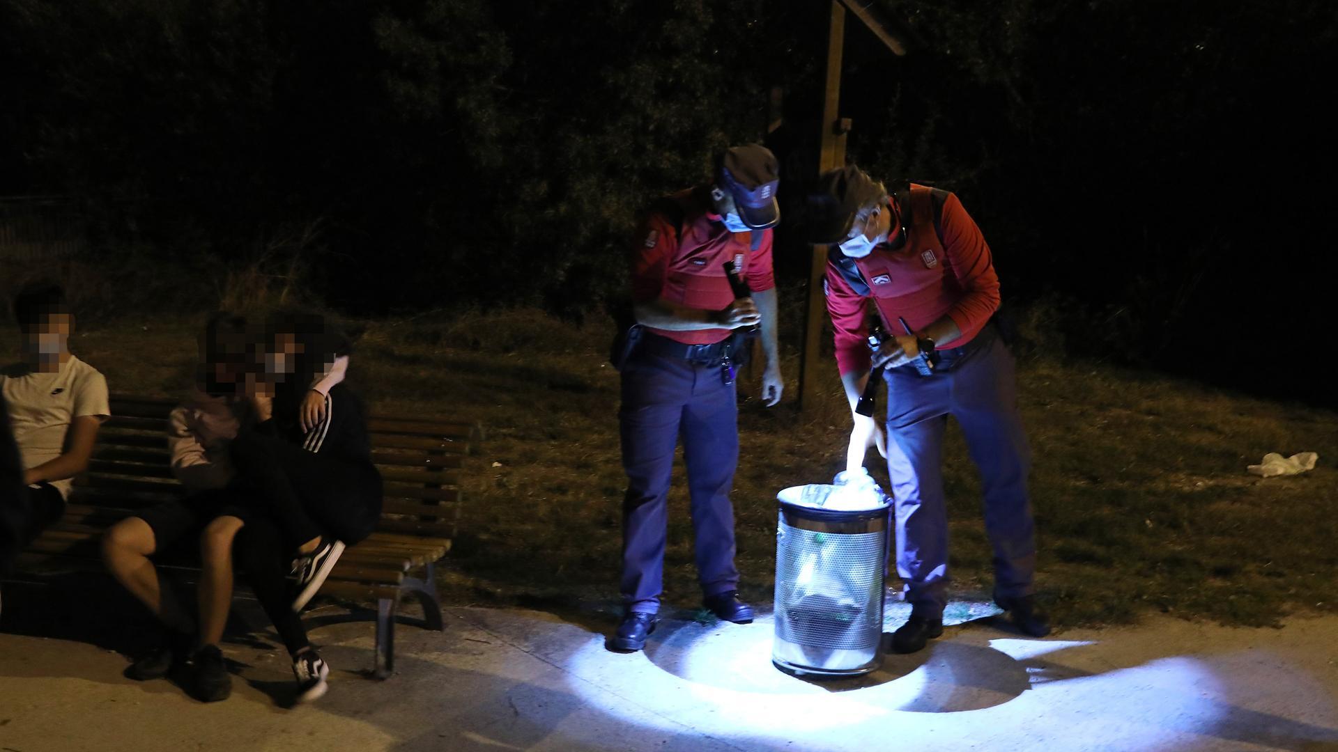 Agentes de la Policía Foral, durante una intervención relacionada con el ocio nocturno