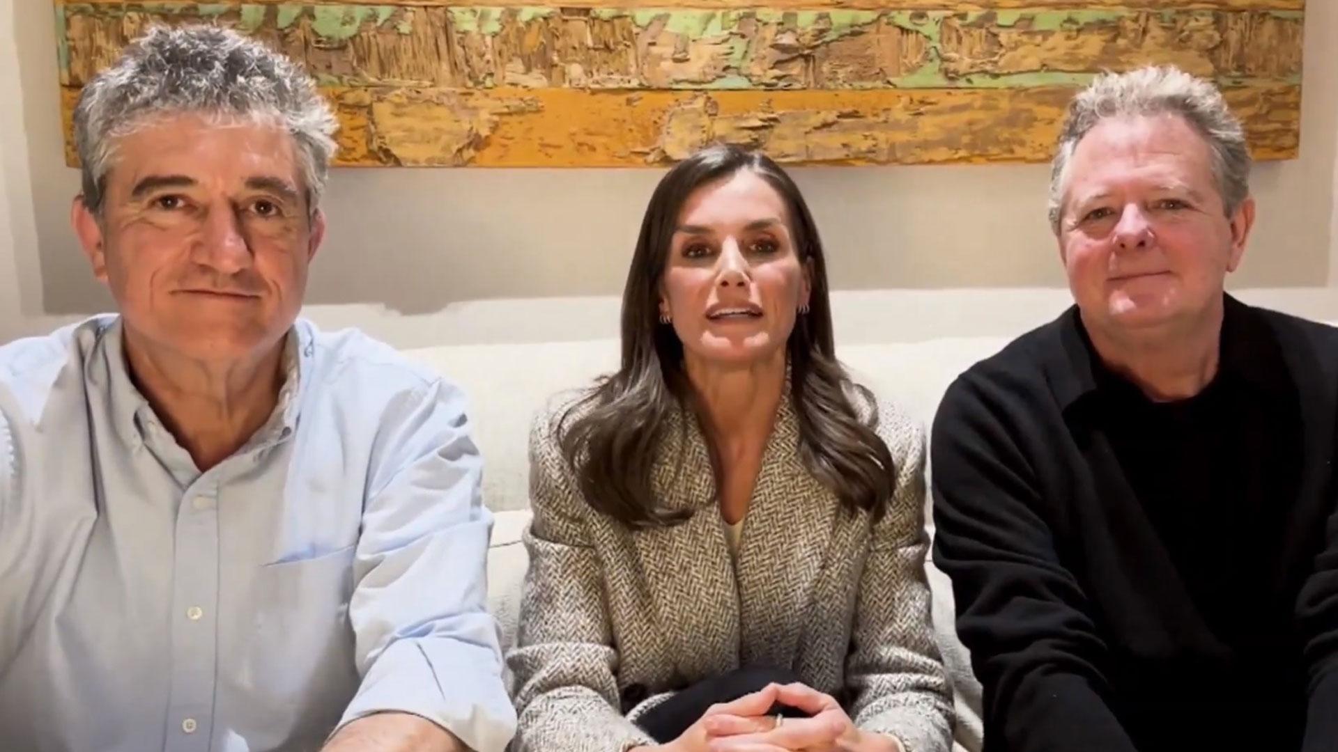 La reina Letizia junto al dúo Gomaespuma, formado por Juan Luis Cano y Guillermo Fesser, en el programa especial de Movistar Plus+ 'Gomaespuma, el reencuentro'