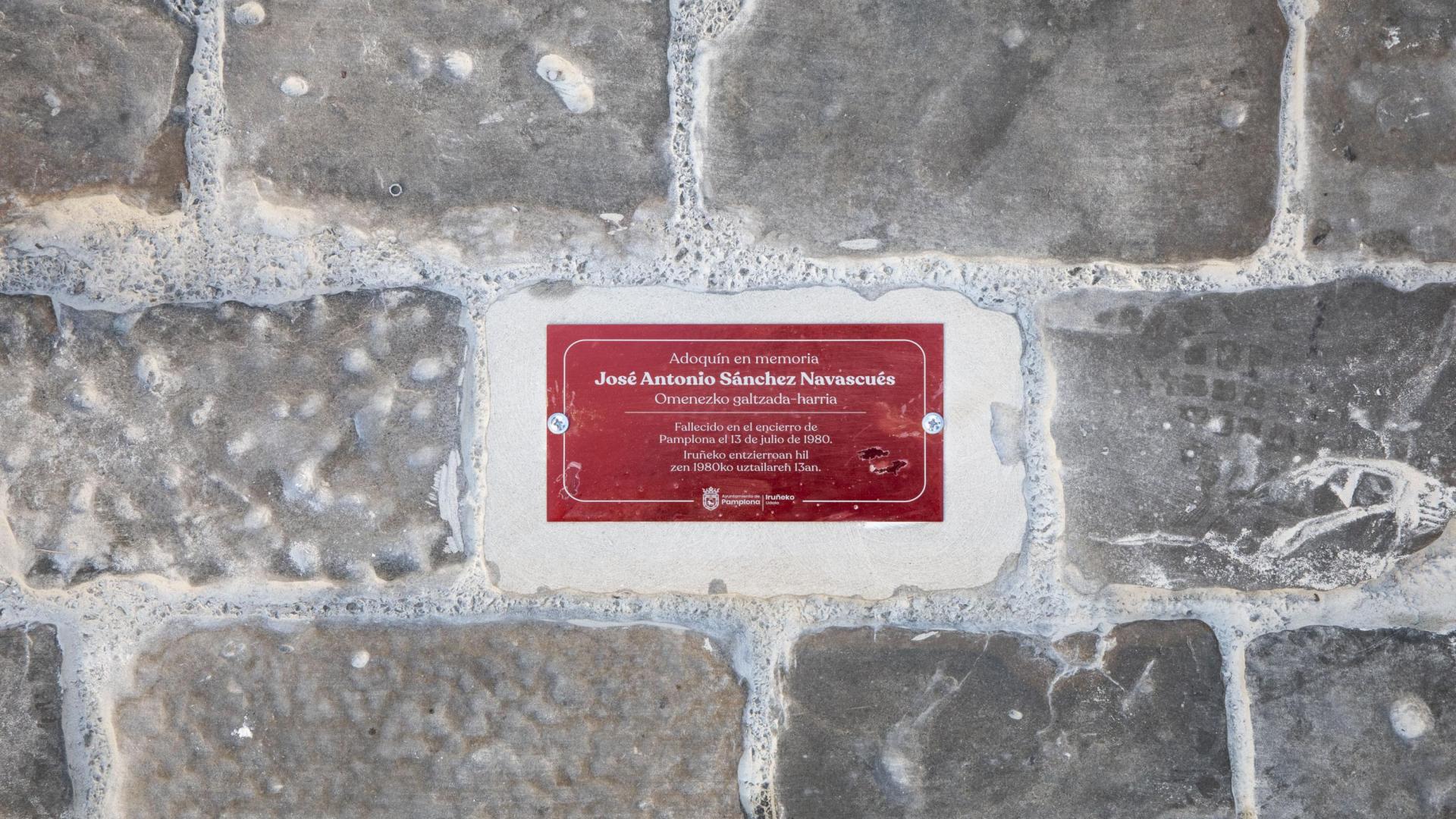 Foto de la colocación del primer adoquín en homenaje a los fallecidos en en encierro./