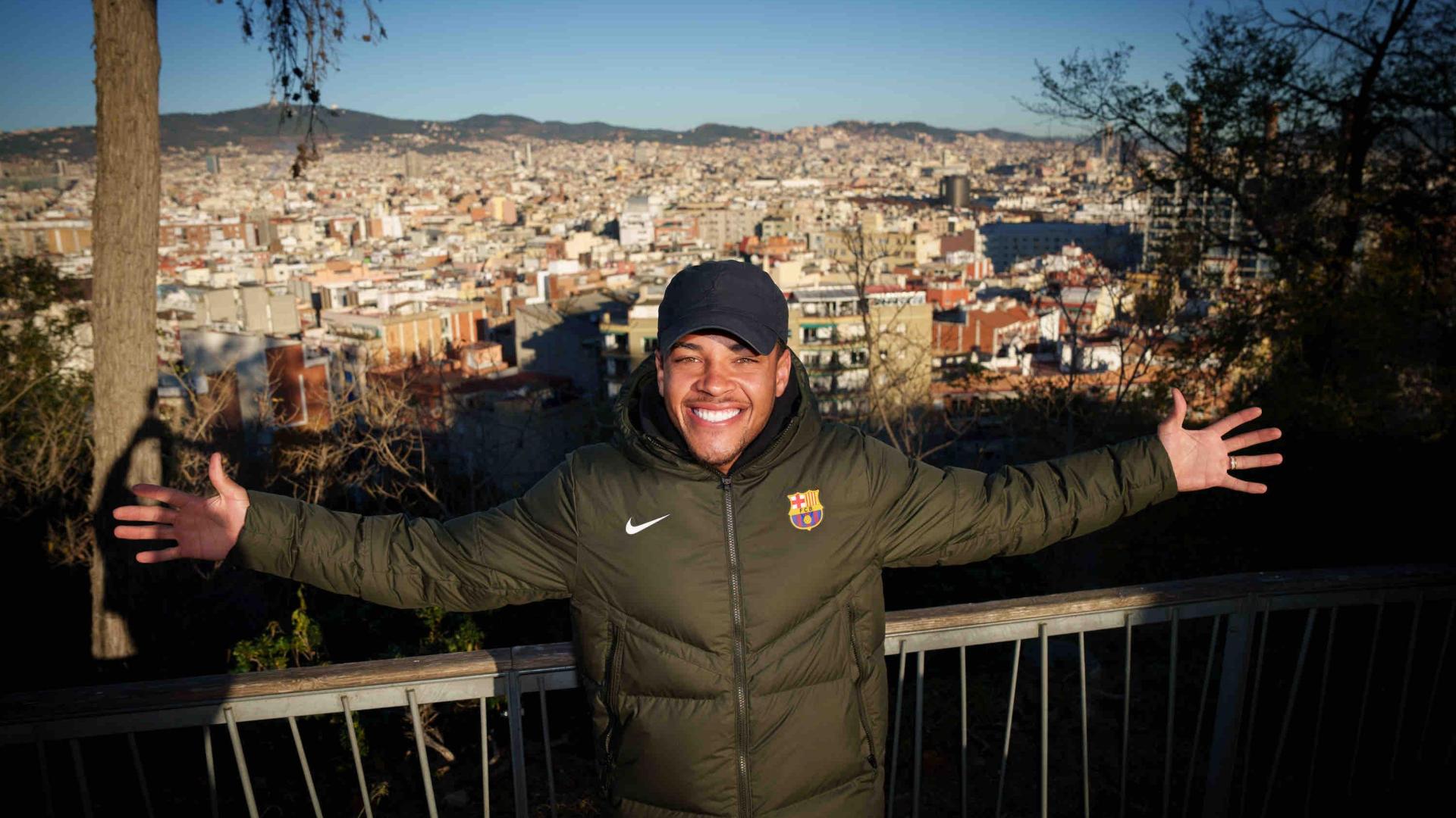 Vitor Roque en un mirador con la Ciudad Condal a su espalda, tras fichar por el F.C. Barcelona, en una imagen publicada por el club