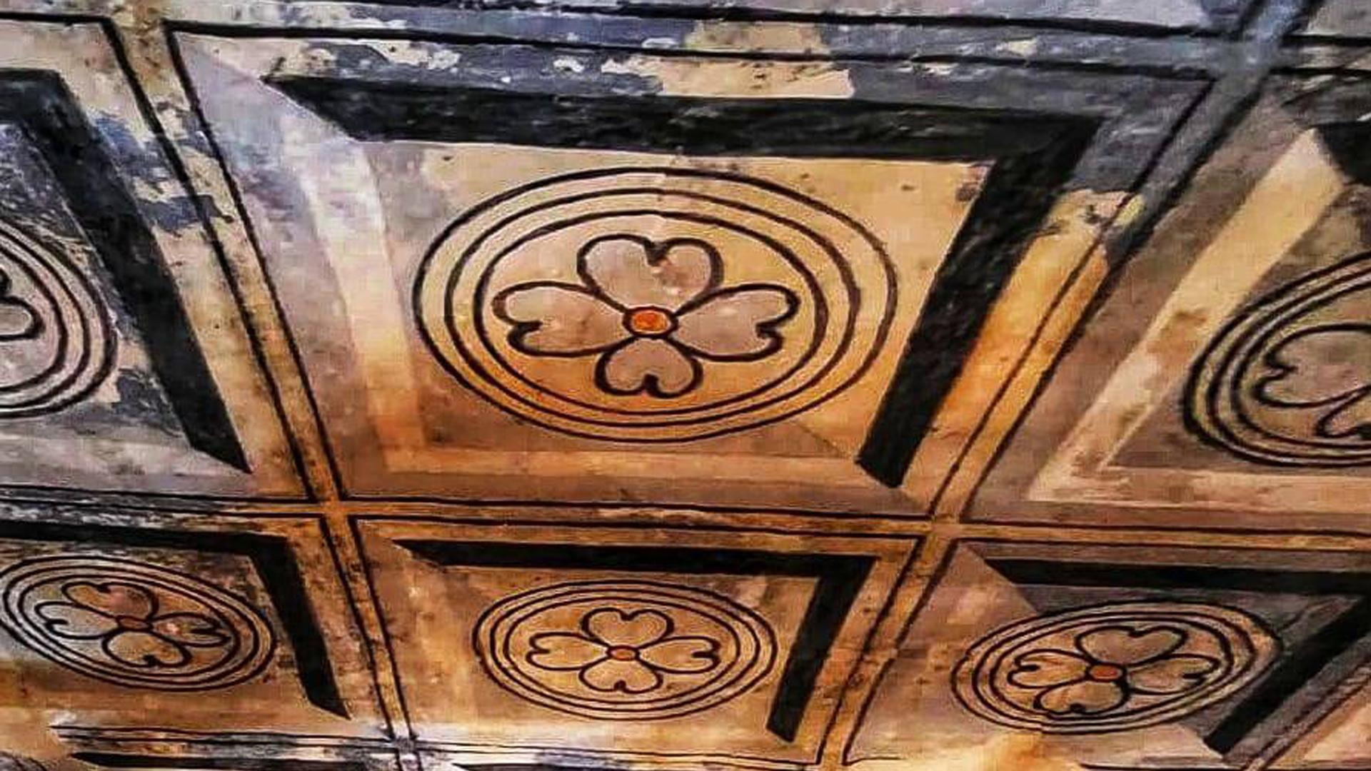 Algunas de las pinturas presentes en la iglesia de Olejua