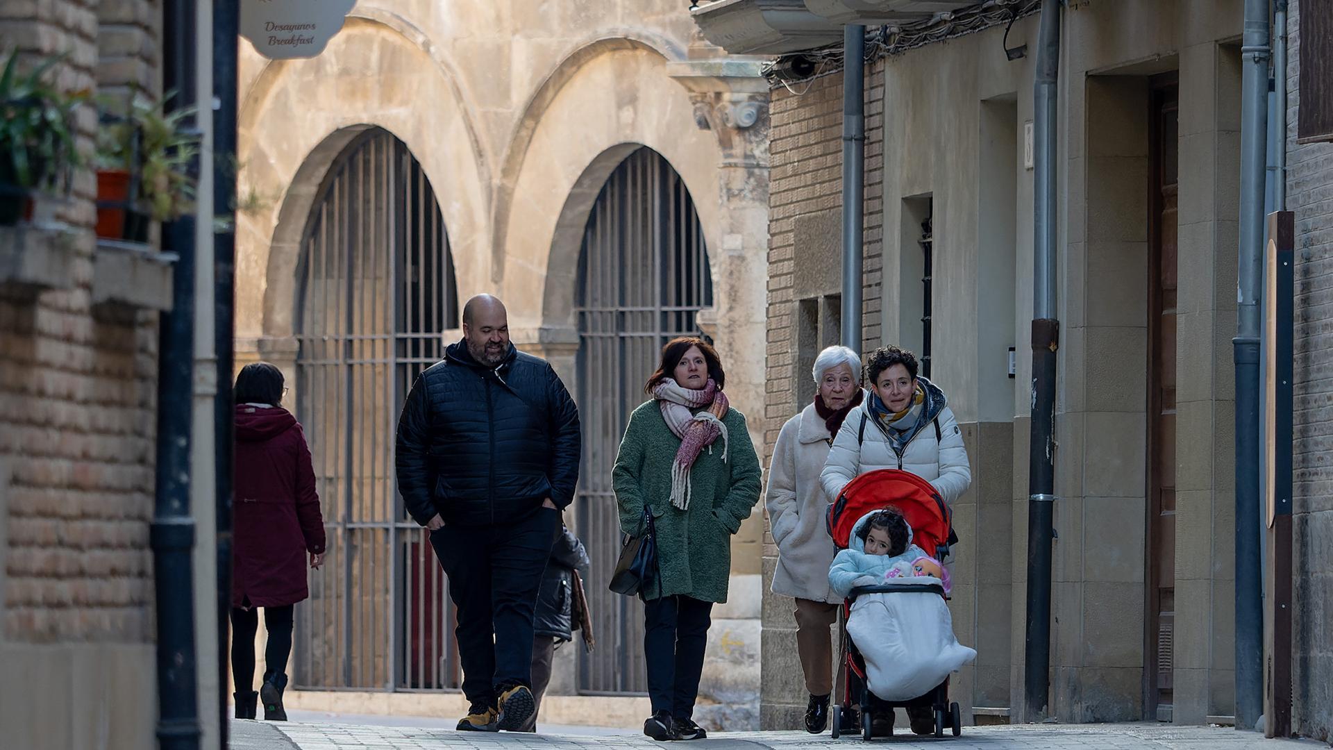Viandantes ayer por la calle La Rúa de Estella
