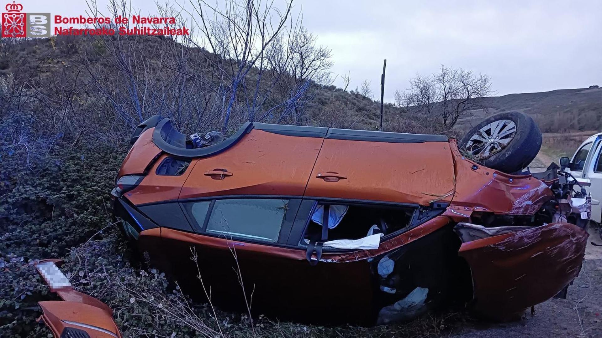 El vehículo se ha salido de la vía y ha volcado