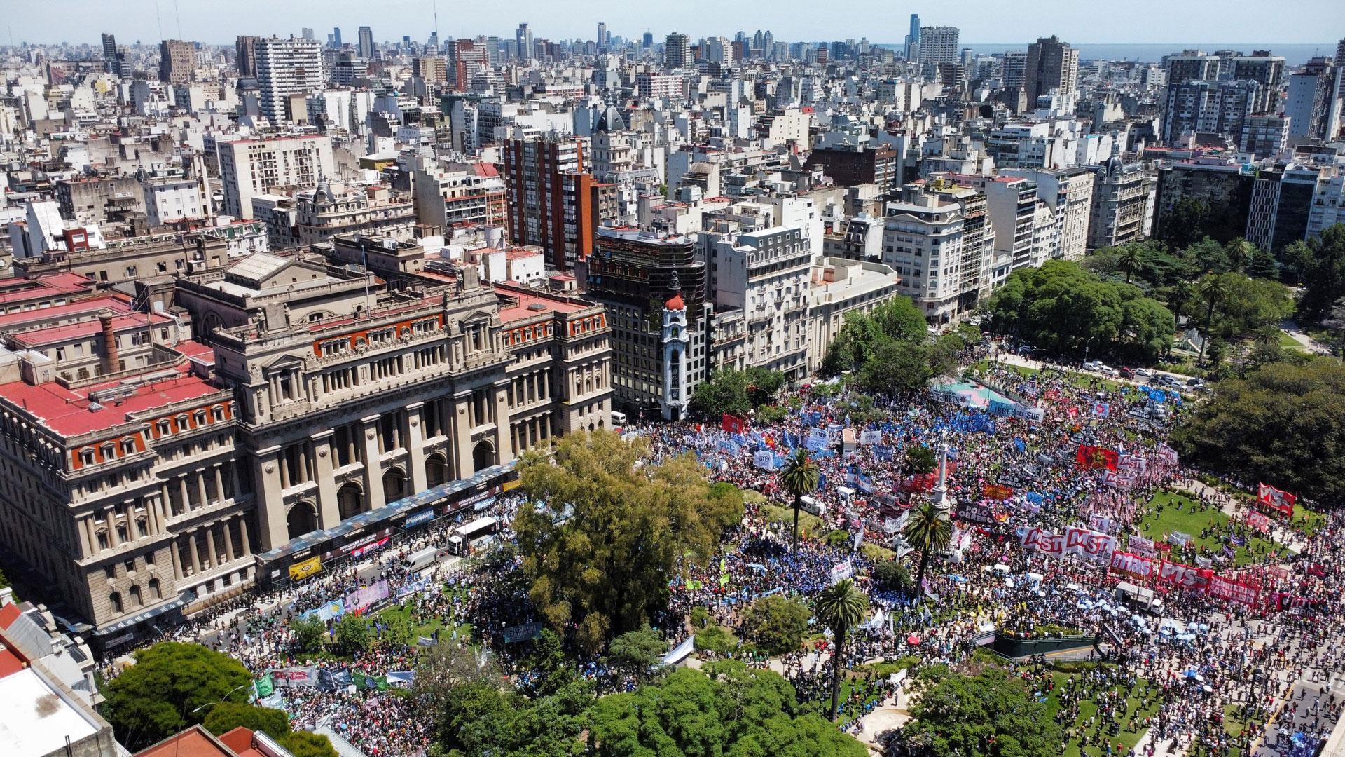 Miles de manifestantes participan en una marcha de protesta contra el Gobierno del presidente Javier Milei y sus medidas económicas, en Buenos Aires