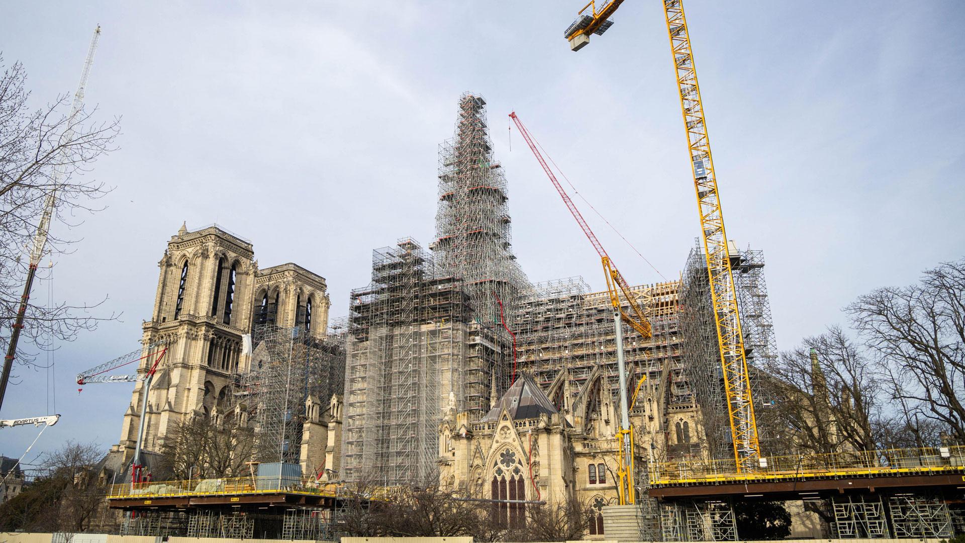 Una vista general de las obras de reconstrucción de la Catedral de Notre-Dame de París