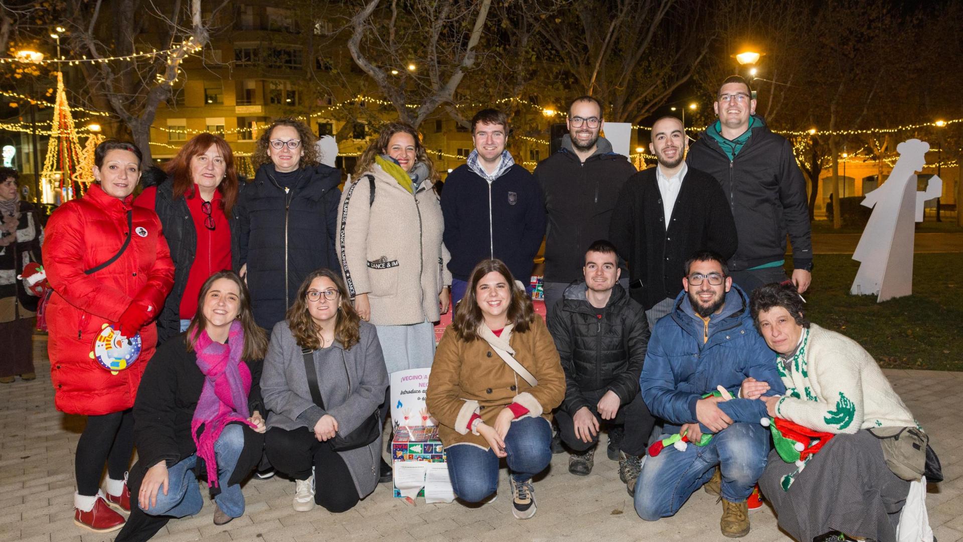 A: BLANCA ALDANONDO
F: 23/12/2023
P:  
L: TUDELA
T: MIEMBROS DE LA RECIEN CREADA ASOCIACION DE VECINOS Y VECINAS DEL BARRIO DE LOURDES. ACTOS DE NAVIDAD EN LA PLAZA PADRE LASA.