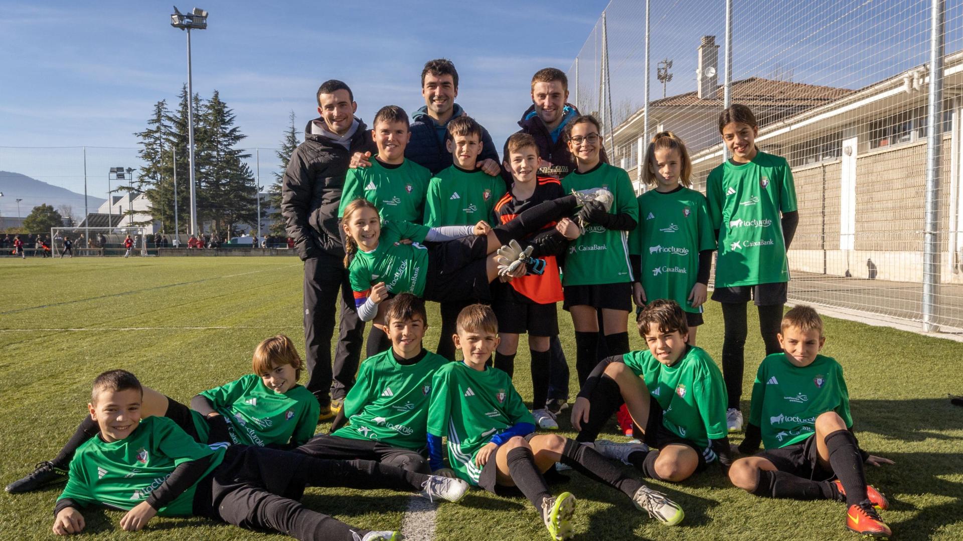 Los jugadores del Mendigorría, con los miembros del cuerpo técnico, debutan en la presente edición del Torneo Interescolar