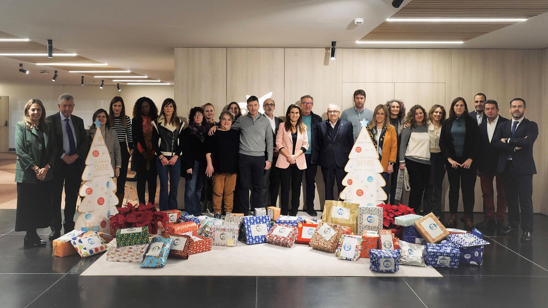 La directora territorial de Caixabank, Isabel Moreno, con representantes participantes en El Árbol de los Sueños./
