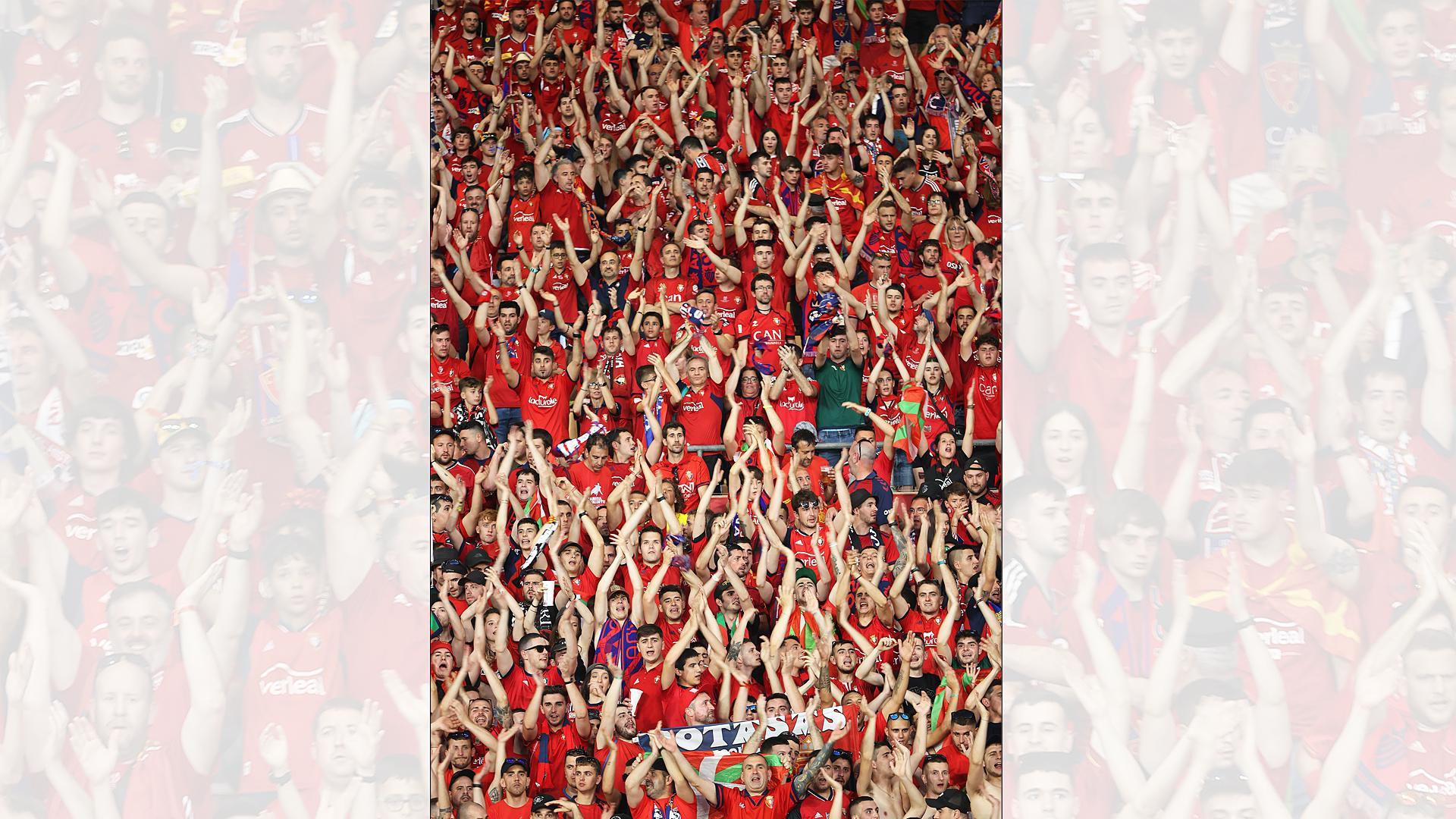 Aficionados de Osasuna en las gradas de La Cartuja de Sevilla en la final de Copa./