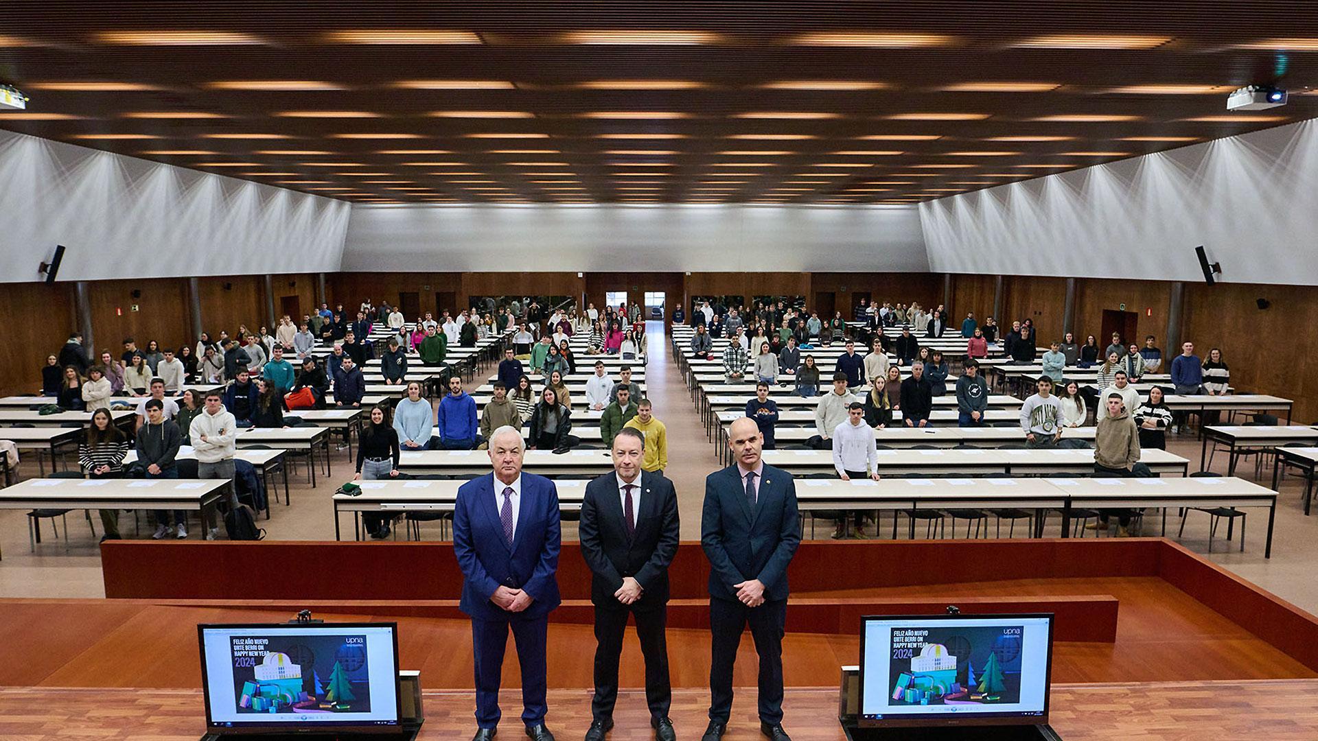 De izq. a dcha.: el presidente de Caja Rural de Navarra, Ignacio Terés Los Arcos, el rector, Ramón Gonzalo García, y el vicerrector de Internacionalización y Cooperación, Jorge Elso Torralba, posan momentos antes de comenzar el acto de entrega de becas