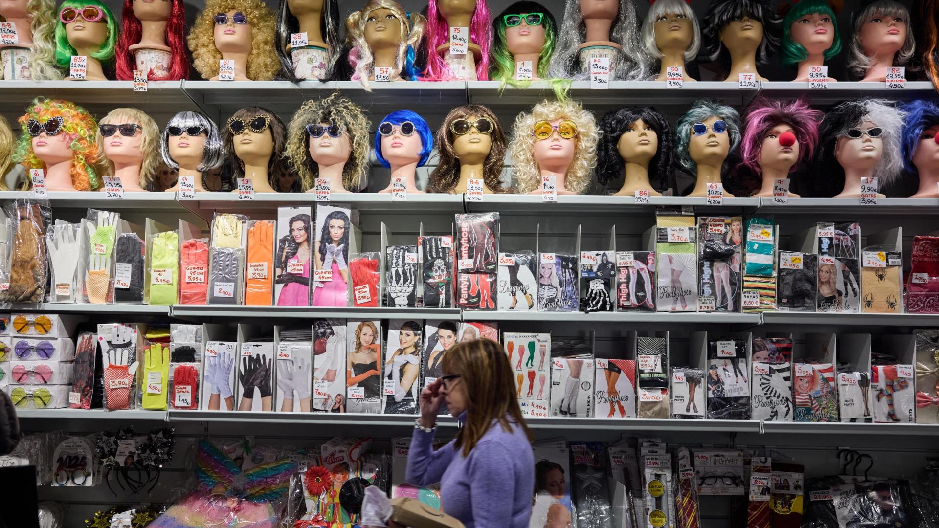 Una de las dependientas de La Golosina pasea por la tienda en busca de un pedido para Nochevieja.