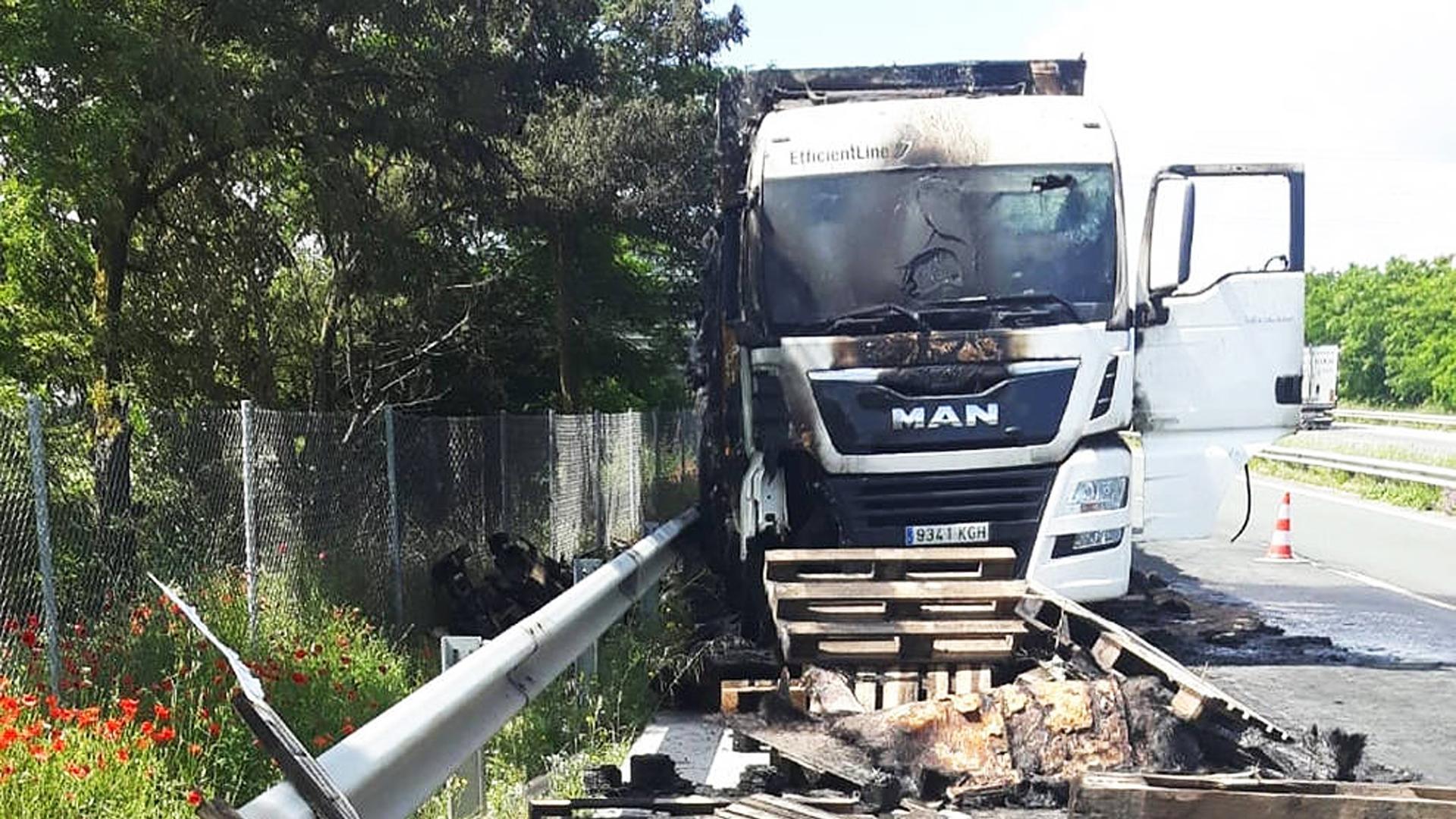 El camión que ardió tras salirse de la vía en la A-15./