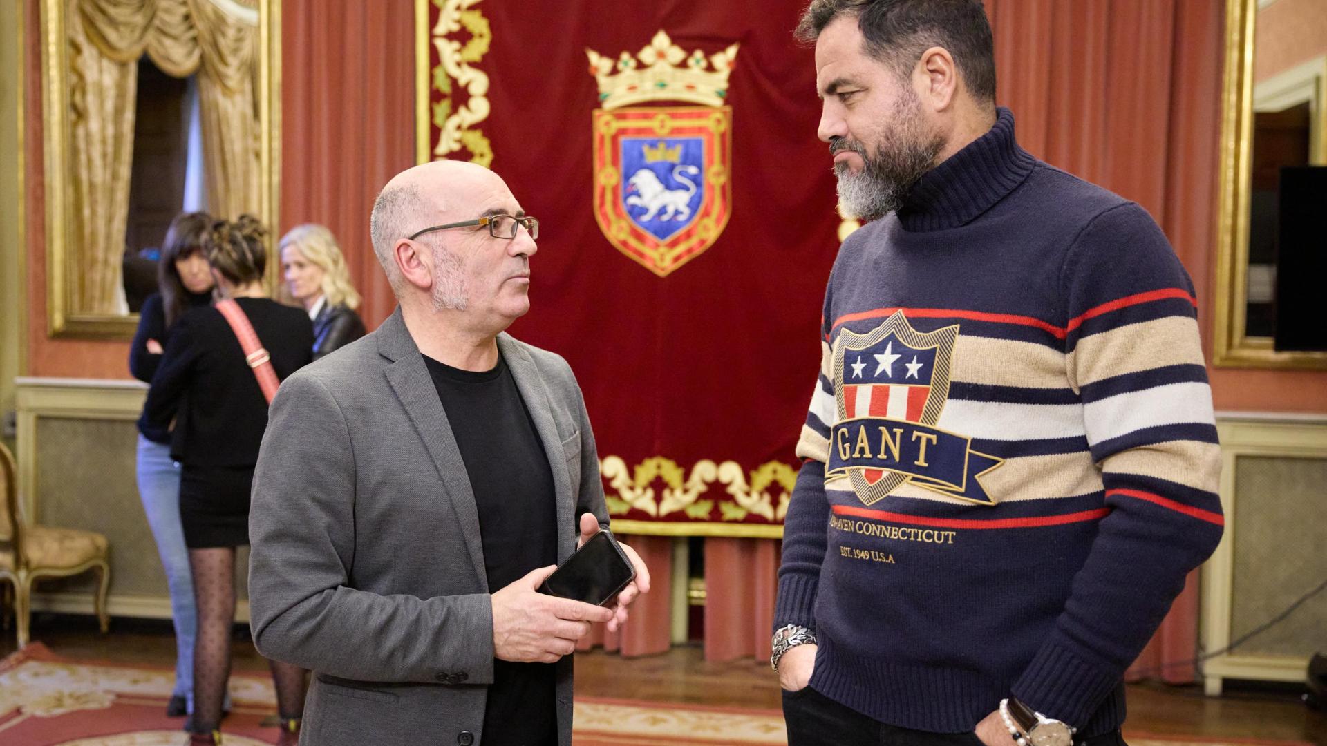 Joxe Abaurrea, concejal de EH Bildu, y Ramón Alzórriz (PSN), el jueves en el ayuntamiento.