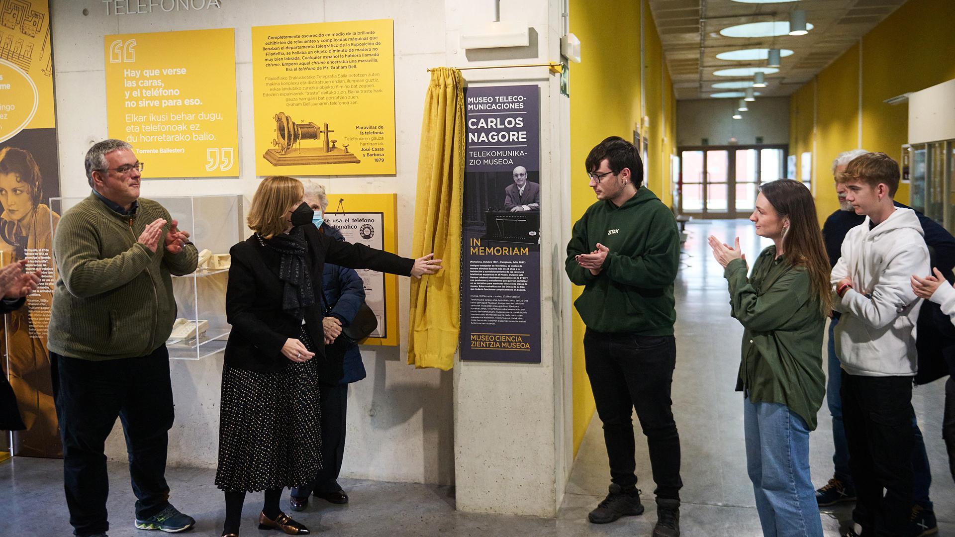 Los familiares de Carlos Nagore, en el momento de descubrir la placa que recuerda a Carlos Nagore./
