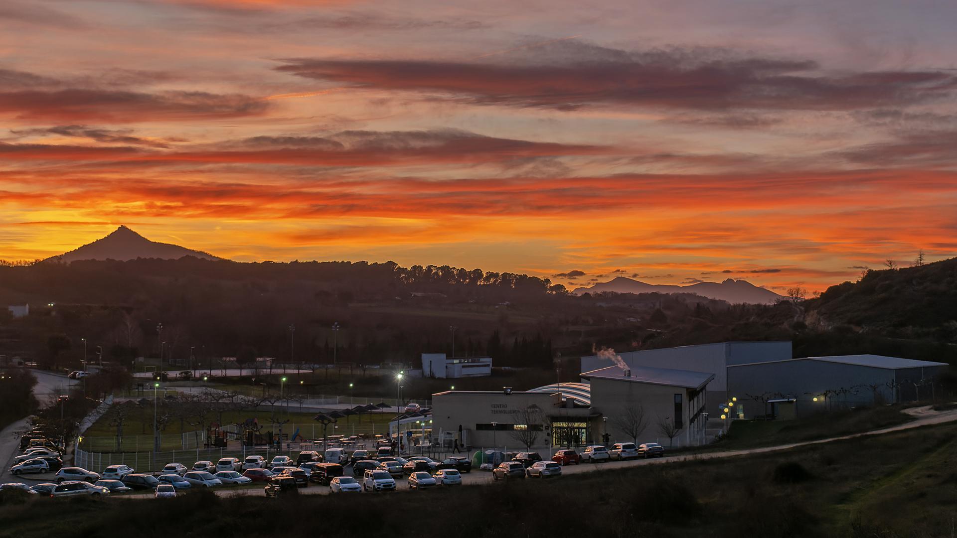 Imagen del exterior del centro termo lúdico Ardantze de Ayegui en un atardecer de invierno./