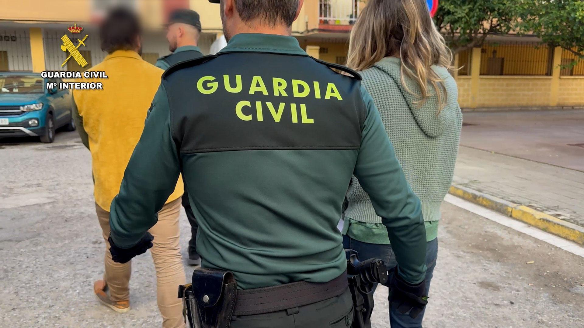 Momento de la detención en el puerto de Algeciras (Cádiz) de un matrimonio en busca por querer matar a su hijo menor en el Sáhara