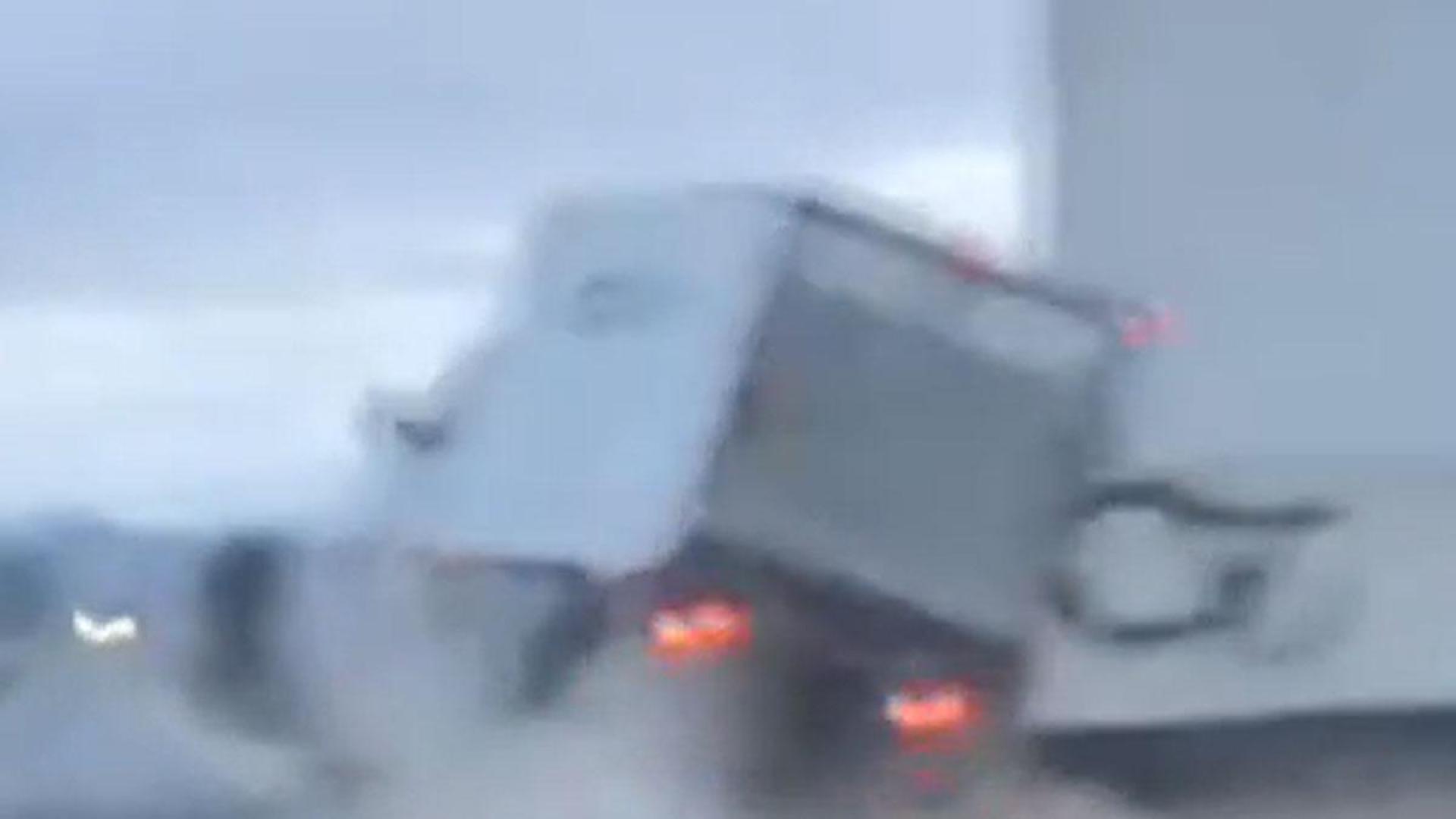 El conductor dio positivo en alcohol y cocaína y ha sido imputado por la Policía Foral, una de cuyas patrullas camufladas grabó cómo circulaba el vehículo invadiendo el carril contrario y saliéndose al arcén durante varios kilómetros