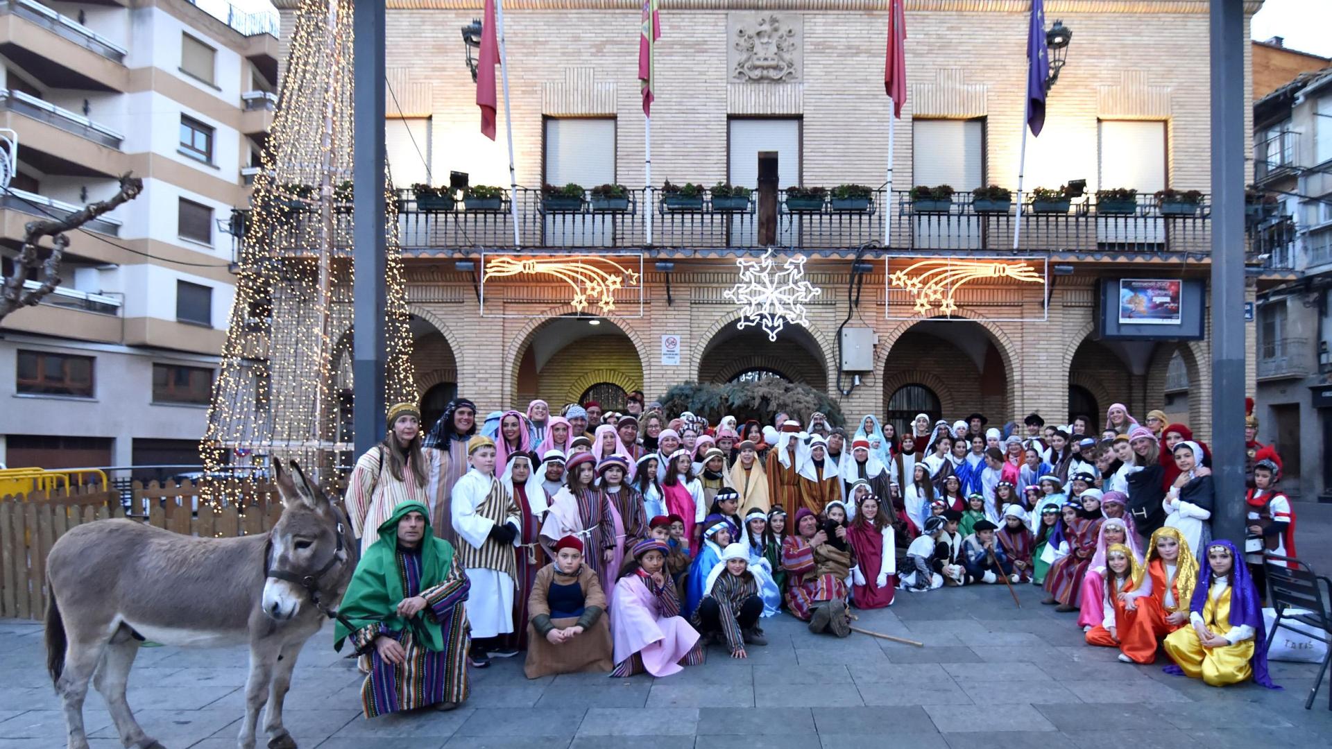 Los voluntarios que dieron vida a la representación del Belén Viviente de Peralta posaron juntos.