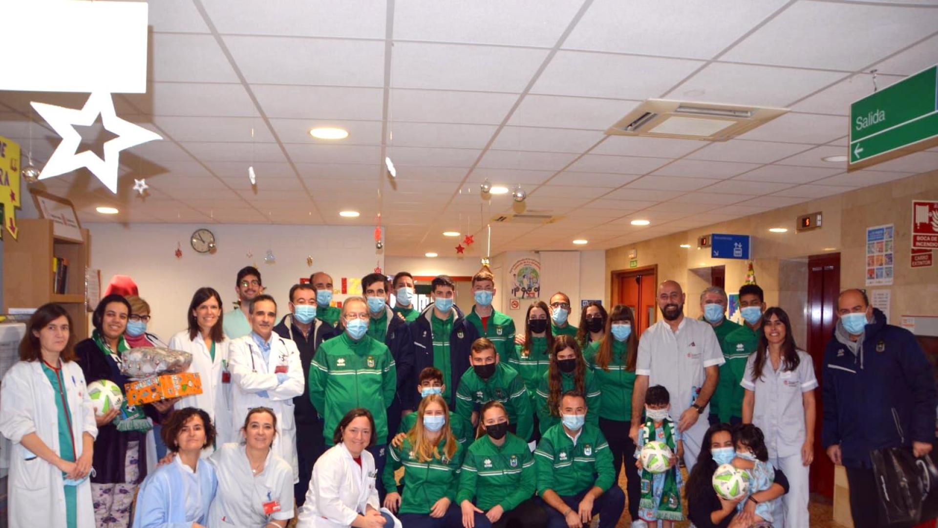 Integrantes del CD Lourdes, junto a trabajadores del Hospital Reina Sofía, con su gerente, Ana Campillo -sexta por la izquierda de pie-, junto ellos