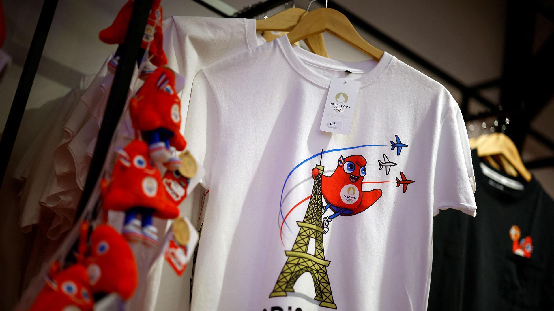 Souvenirs oficiales de los Juegos Olímpicos de París 2024, en una tienda de la capital francesa
