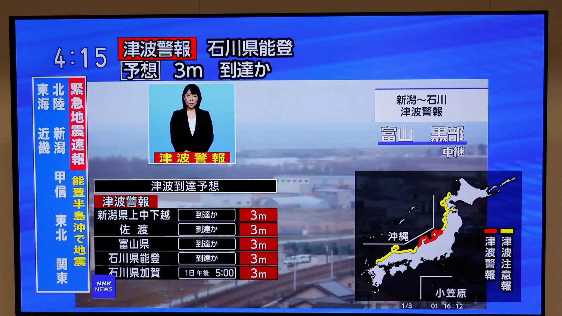 Una televisión muestra la noticia de la alerta de terremoto y tsunami en la prefectura de Ishikawa, en el centro de Japón tras un enorme terremoto de magnitud 7,6