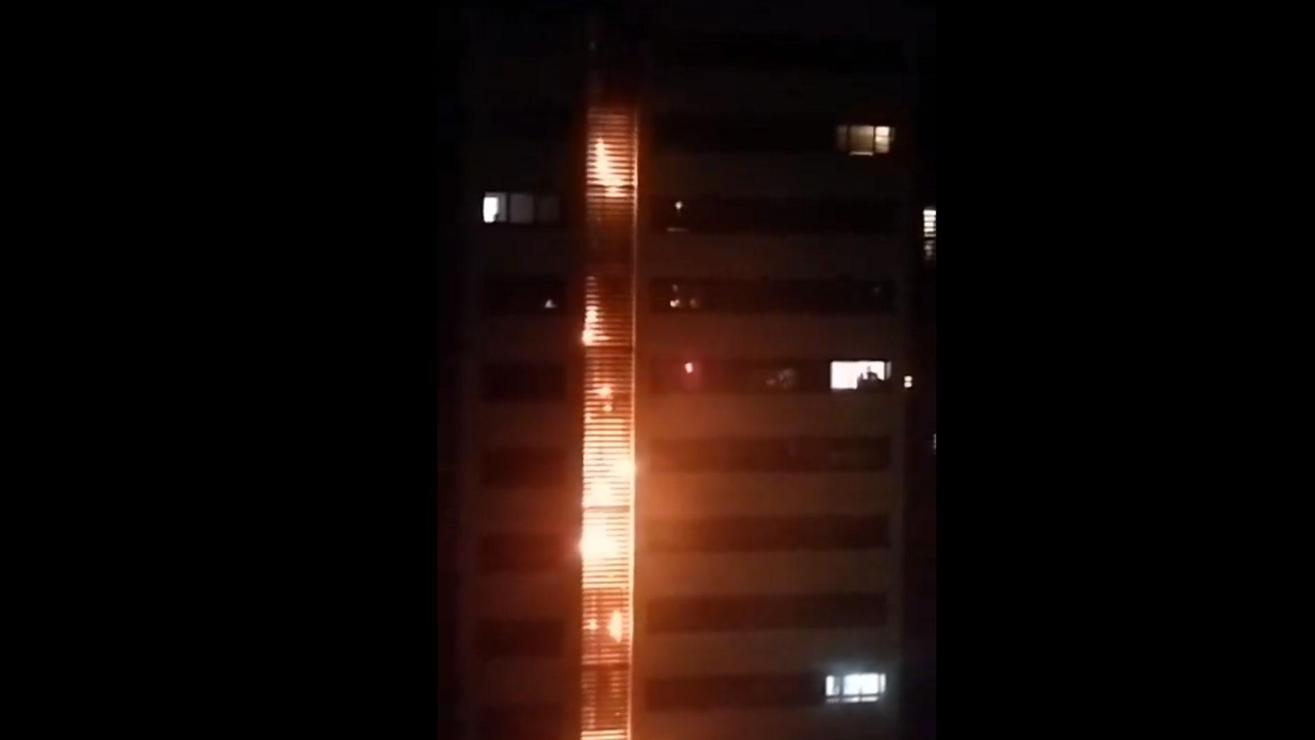 Imagen del bloque de pisos de Rentería incendiado por un cohete pirotécnico