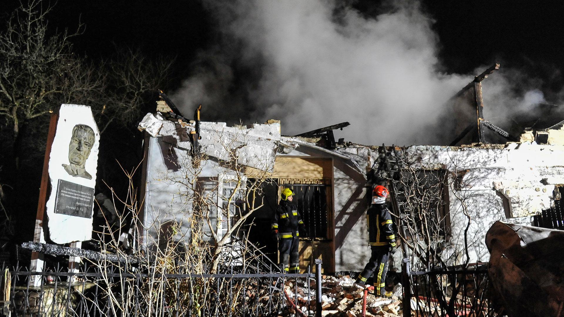 Bomberos ucranianos trabajan en el lugar de un ataque ruso con drones contra el edificio del museo conmemorativo Roman Shukhevych, en las afueras de la ciudad ucraniana de Lviv