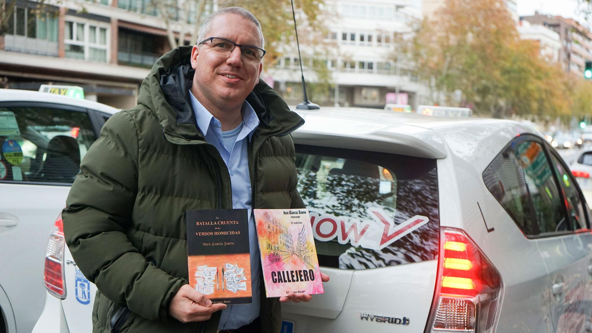 Iker García es un poeta al volante que "causa sensación" entre los pasajeros que se suben a su taxi