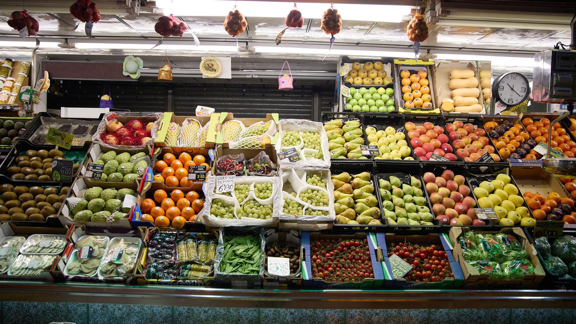Expositor de una frutería, en el Mercado de la Cebada de Madrid