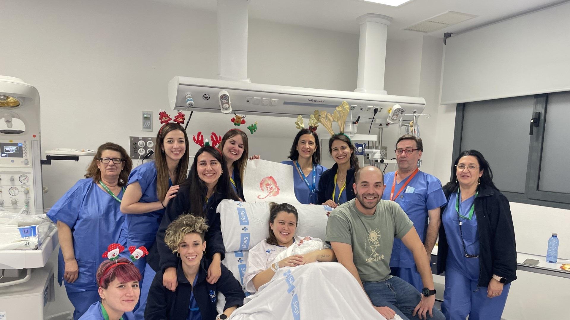 Carla, la primera niña en nacer en España, junto a sus padres y el resto de enfermeras y matronas del Hospital de Salamanca que han intervenido en el parto.
