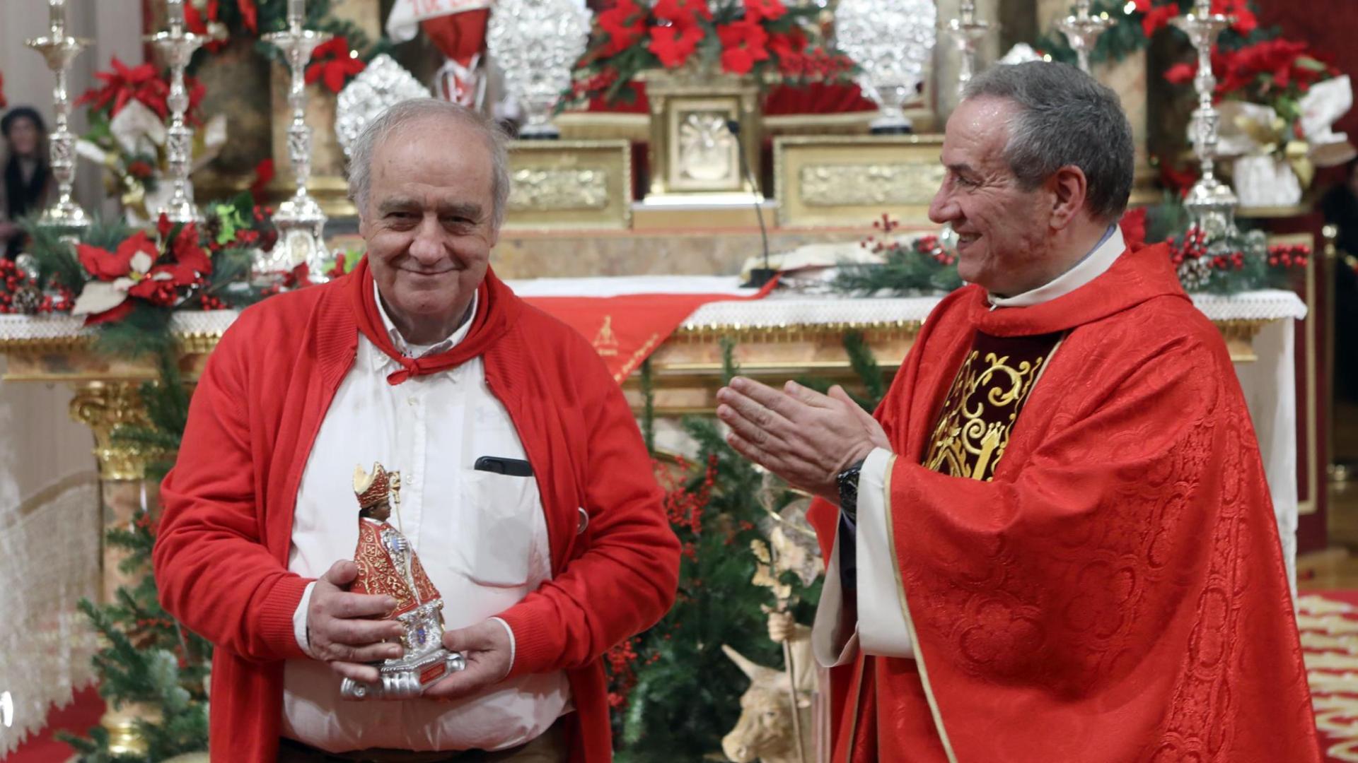 Javier Leoz, párroco de la capilla de San Fermín, entregó a Pedro Javier Martínez Barbarín, presidente de la Asociación de Belenistas de Pamplona, una figura del santo