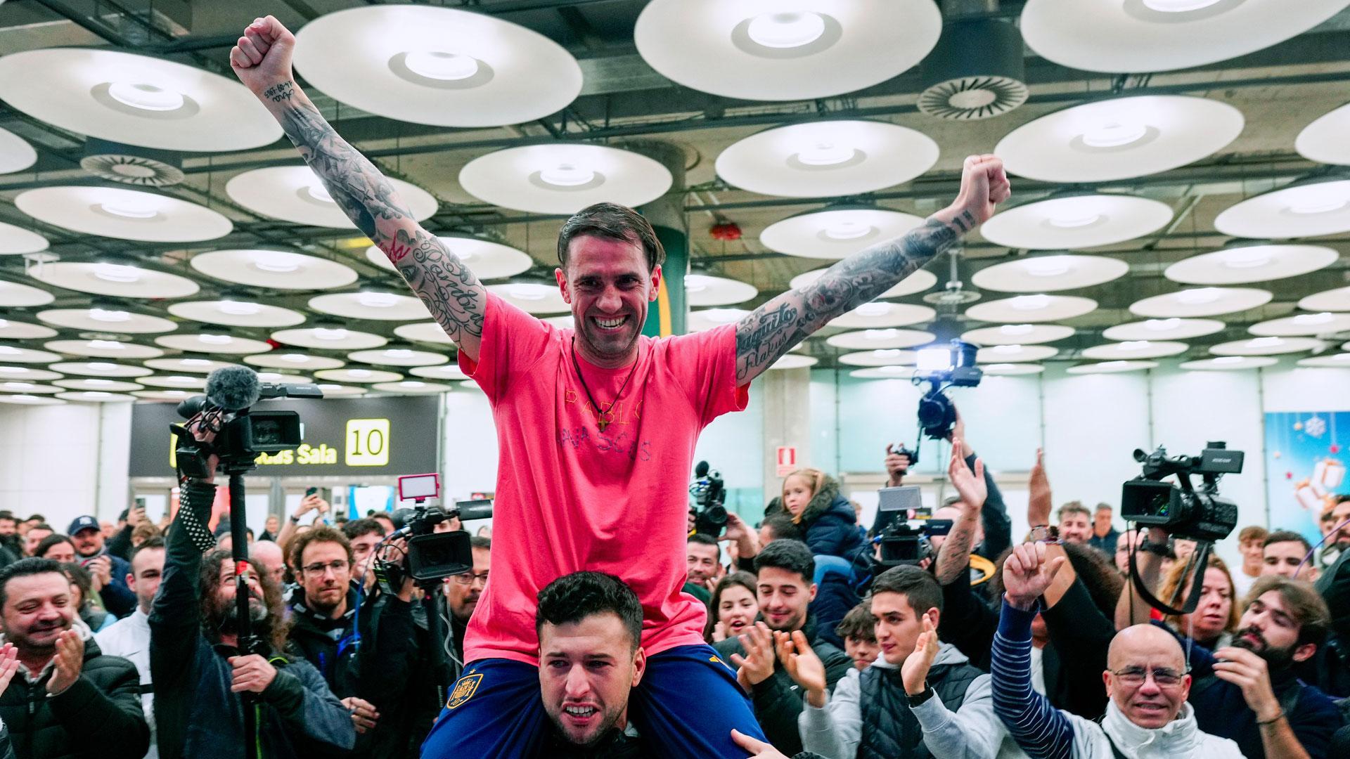 Santiago Sánchez Cogedor, detenido en 2022 en Irán cuando viajaba a pie hacia Catar con motivo del Mundial de Fútbol, a su llegada al aeropuerto de Barajas en Madrid este martes tras ser liberado el pasado domingo