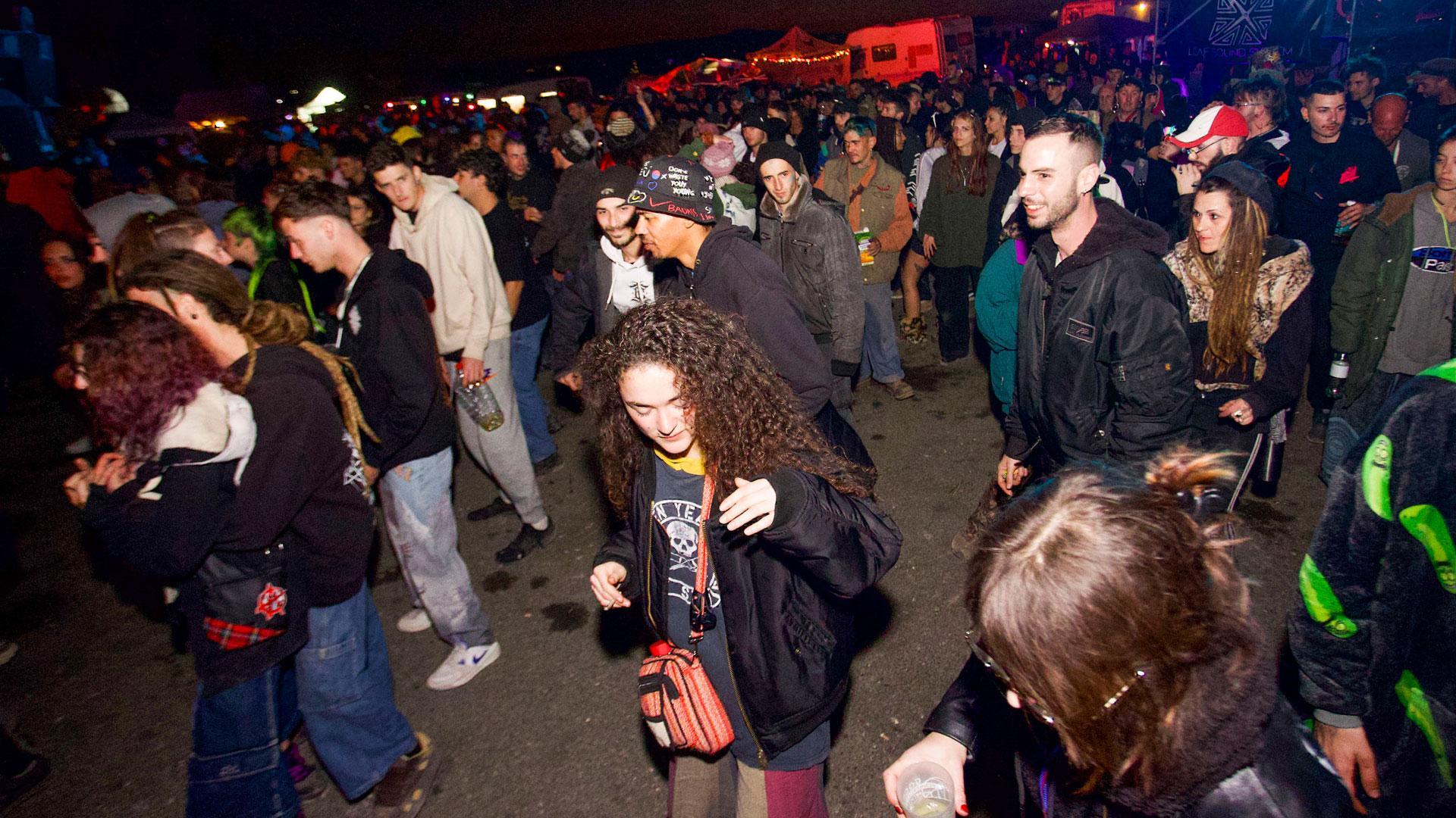 Unas cinco mil personas se encuentran concentradas desde el pasado sábado en una fiesta clandestina o 'rave' en Fuente Álamo (Murcia) bajo la denominación 'big fucking party'