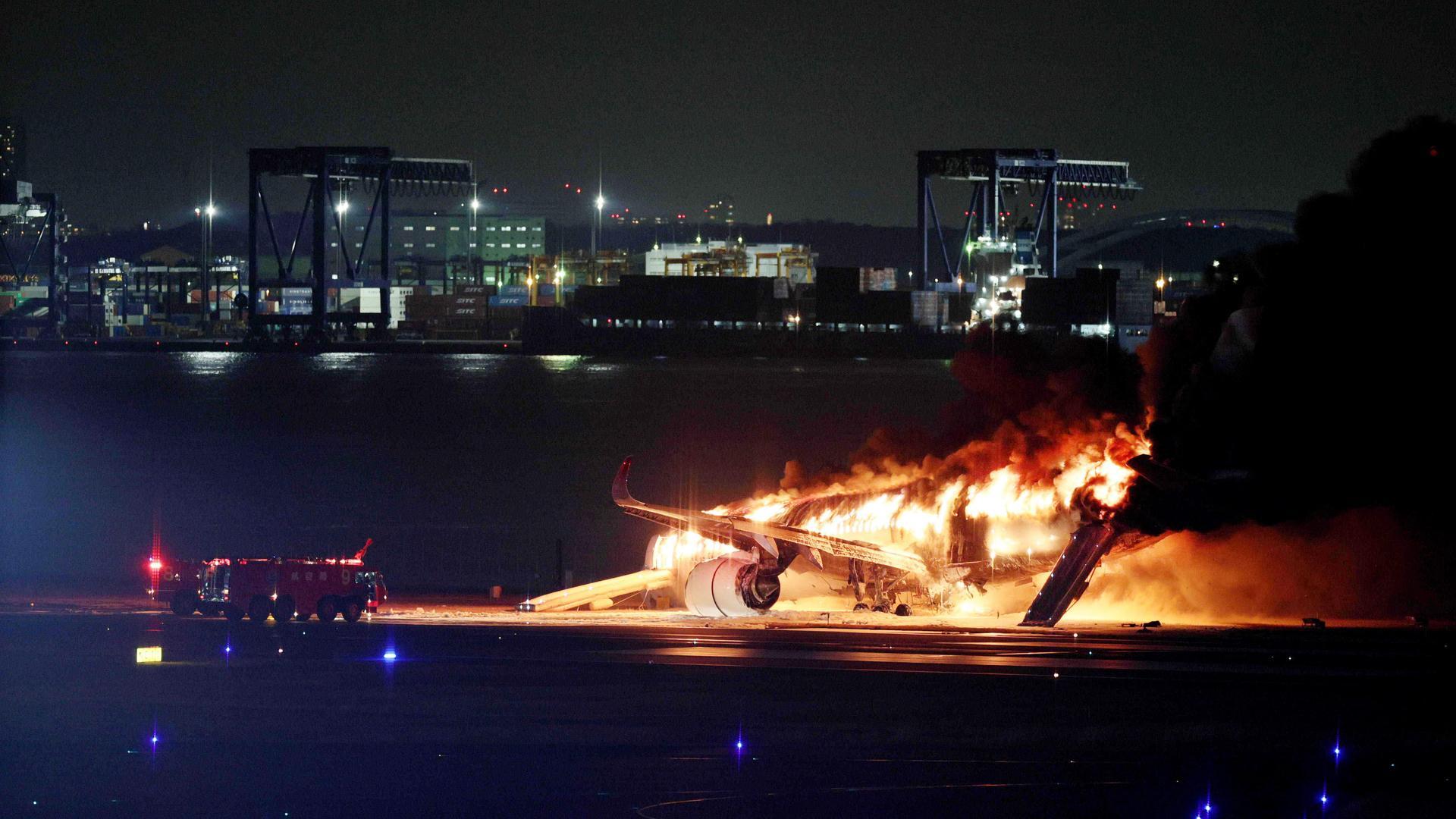 Evacuados los 379 pasajeros pasajeros y tripulantes del avión incendiado en Tokio