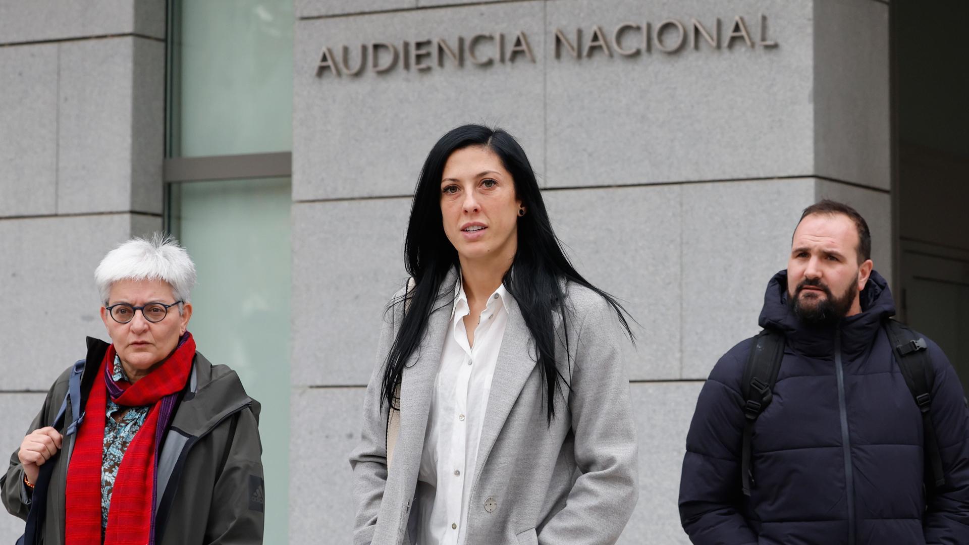 La jugadora de la selección Jenni Hermoso (c) a su salida de la Audiencia Nacional este martes tras declarar ante el juez Francisco de Jorge