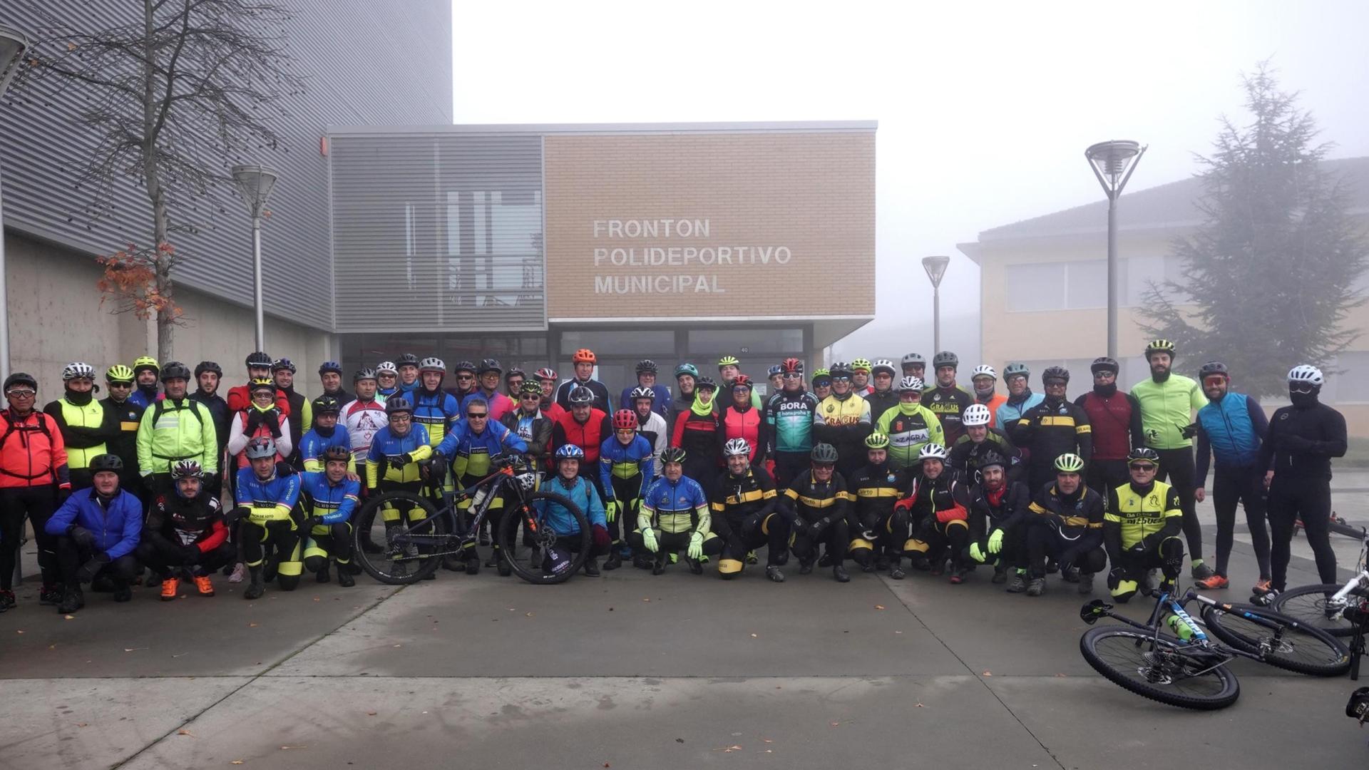 Imagen de parte de los participantes en la ruta ciclista celebrada en Milagro, a las puertas del pabellón polideportivo, punto de inicio del recorrido