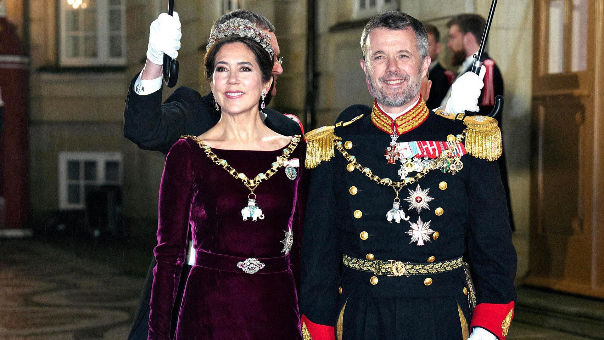 Federico de Dinamarca y Mary Donaldson han hecho su primera aparición pública en la gala que cada año ofrece la Casa Real danesa al Gobierno y a los representantes del país como parte de los festejos de Año Nuevo