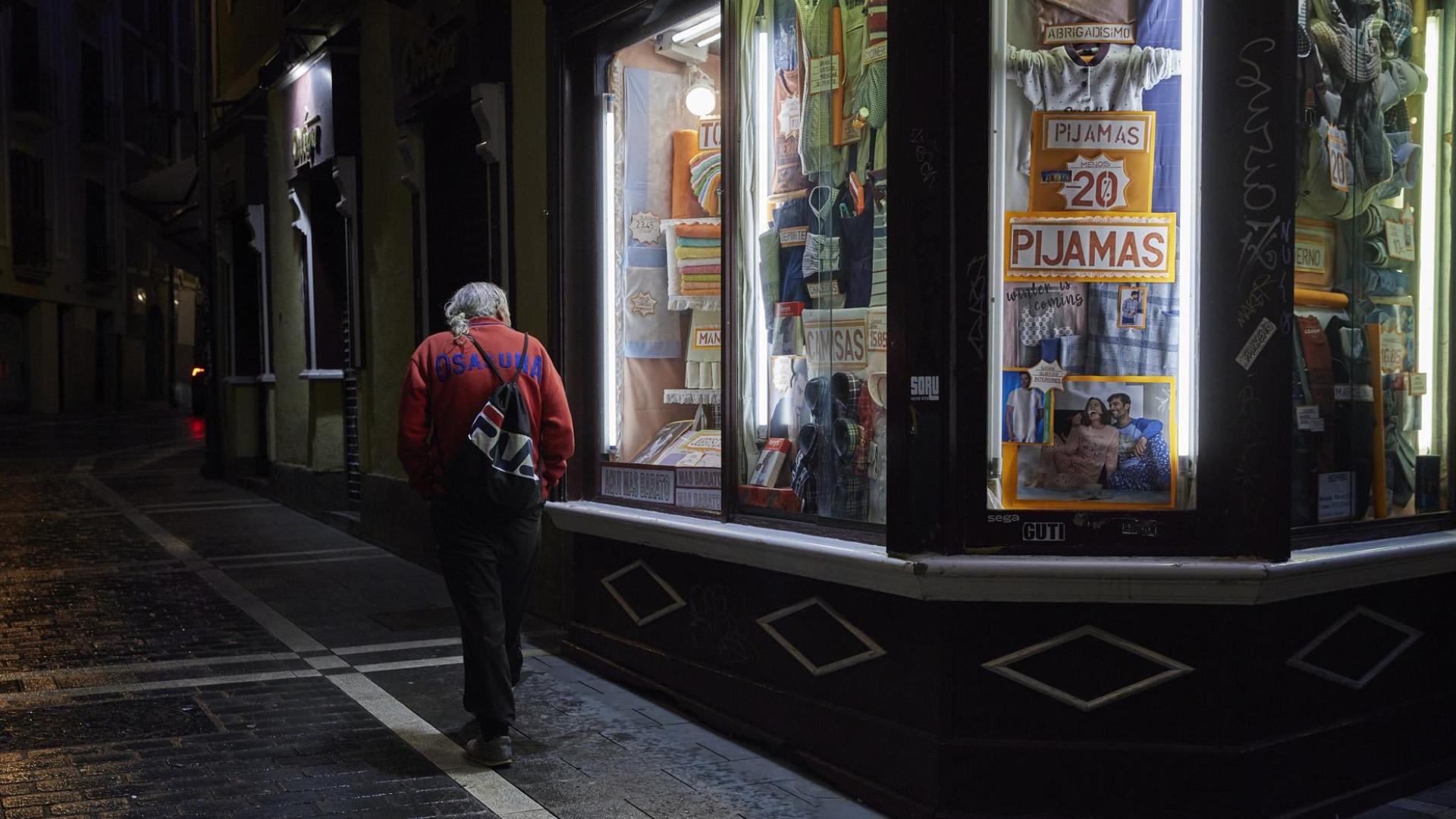 Una persona pasea por el Casco Viejo de Pamplona