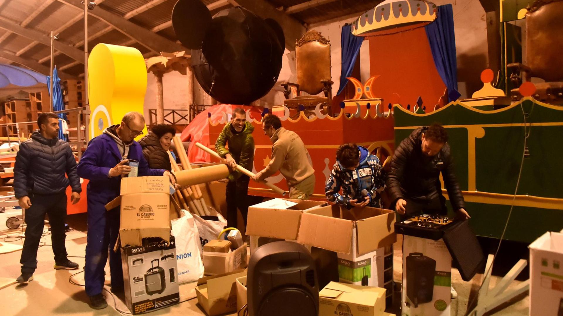 Varios de los voluntarios se afanaban este martes por la tarde en los preparativos de las carrozas que saldrán en la cabalgata de Tafalla